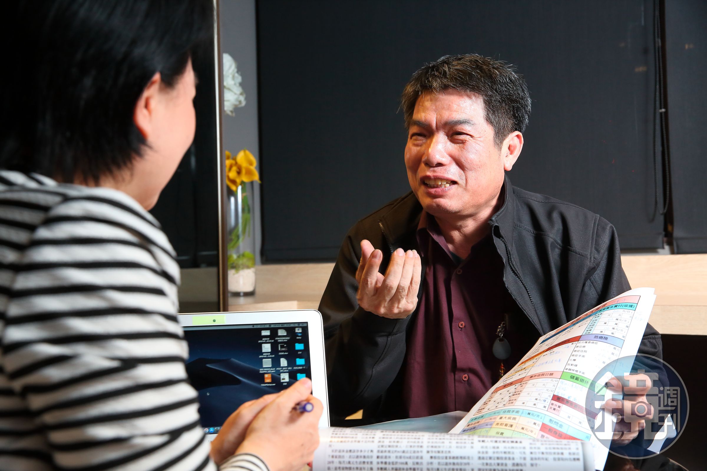 50歲單身的許先生（右），投保的失能險為還本型，在專家建議下轉為保障型，保費驟降一半。