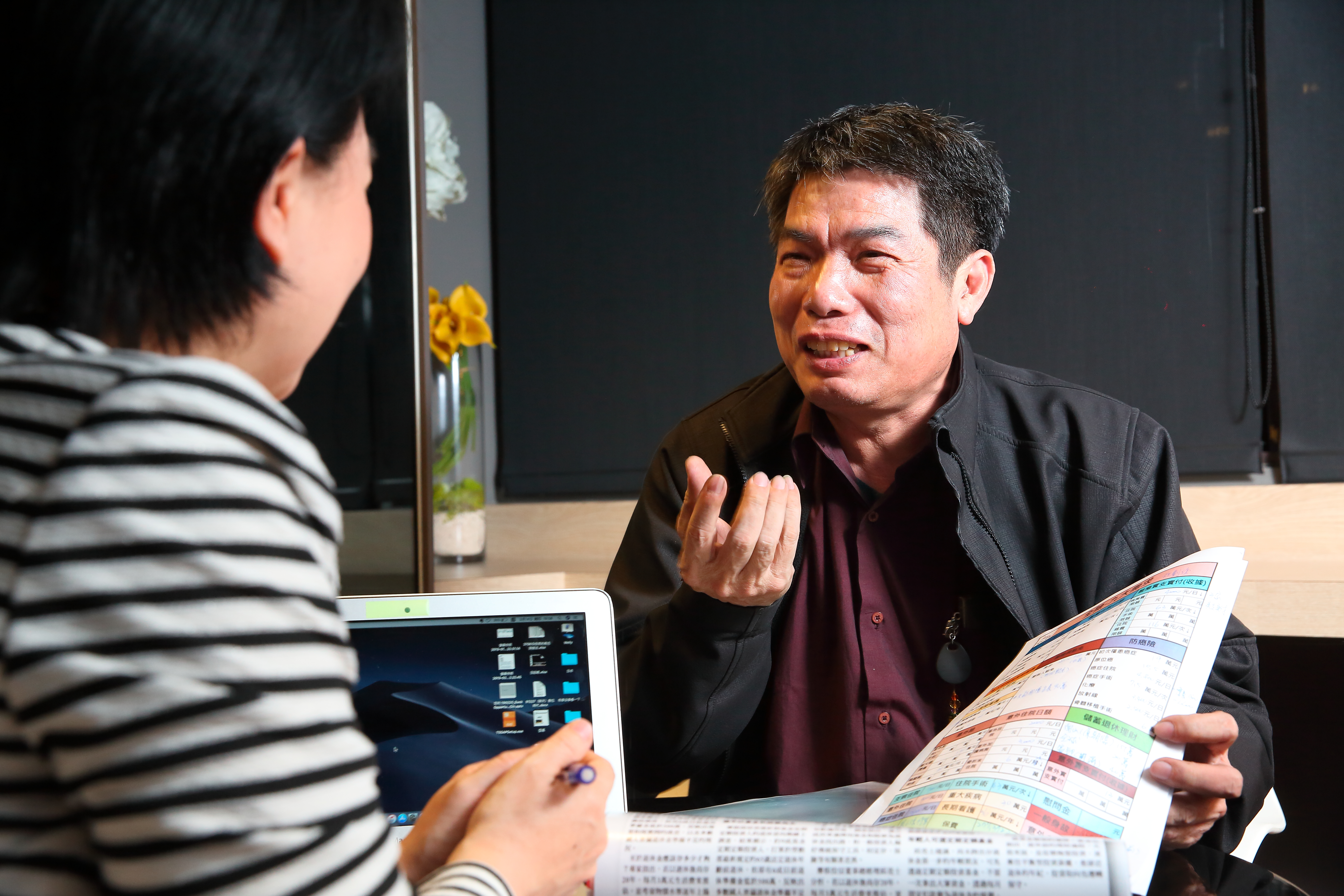 50歲單身的許先生（右），投保的失能險為還本型，在專家建議下轉為保障型，保費驟降一半。