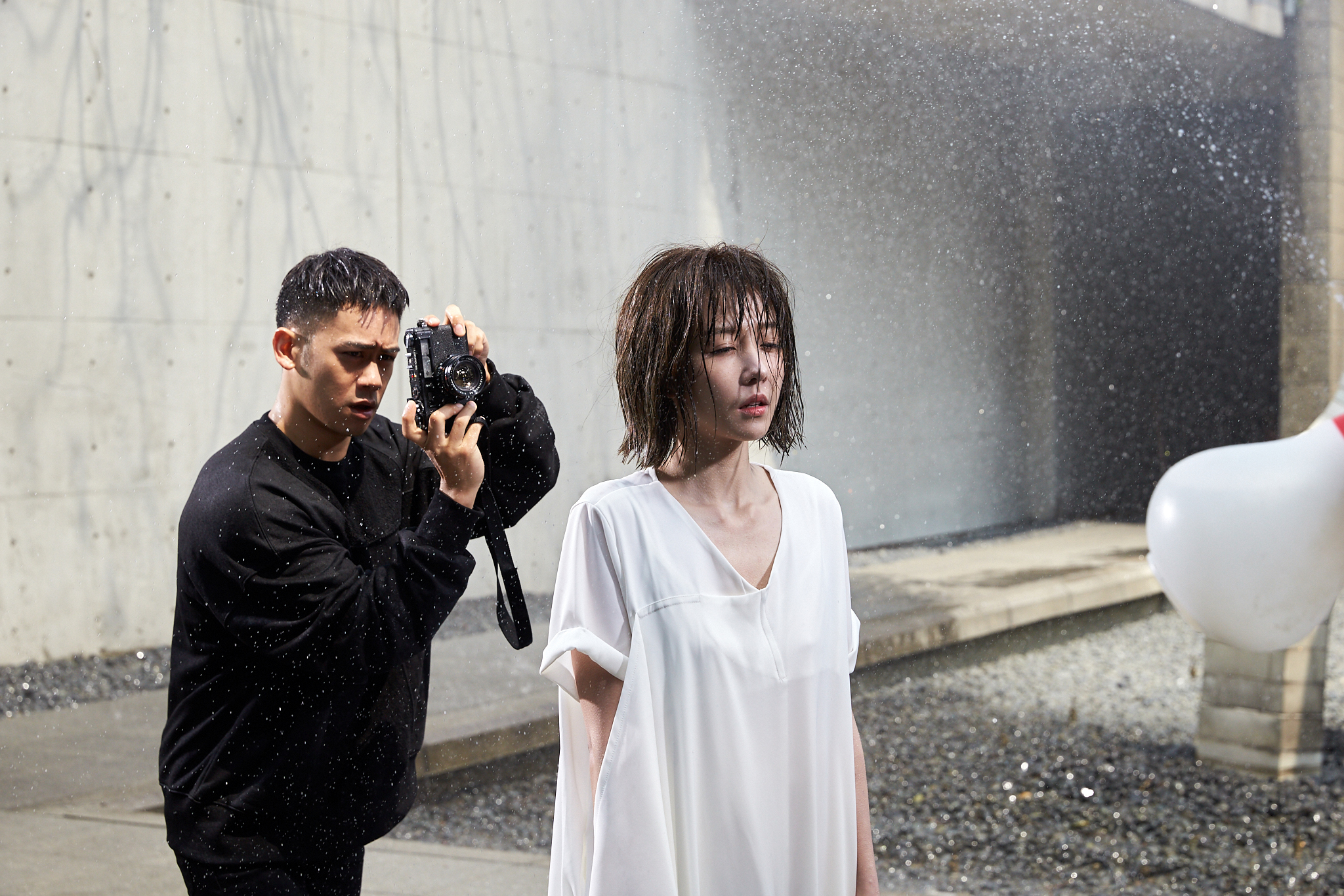 邵雨薇主打歌〈微雨〉MV，邀來曾入圍金馬獎最佳男配角的李淳助陣。（寬宏藝術 Kham Music提供）