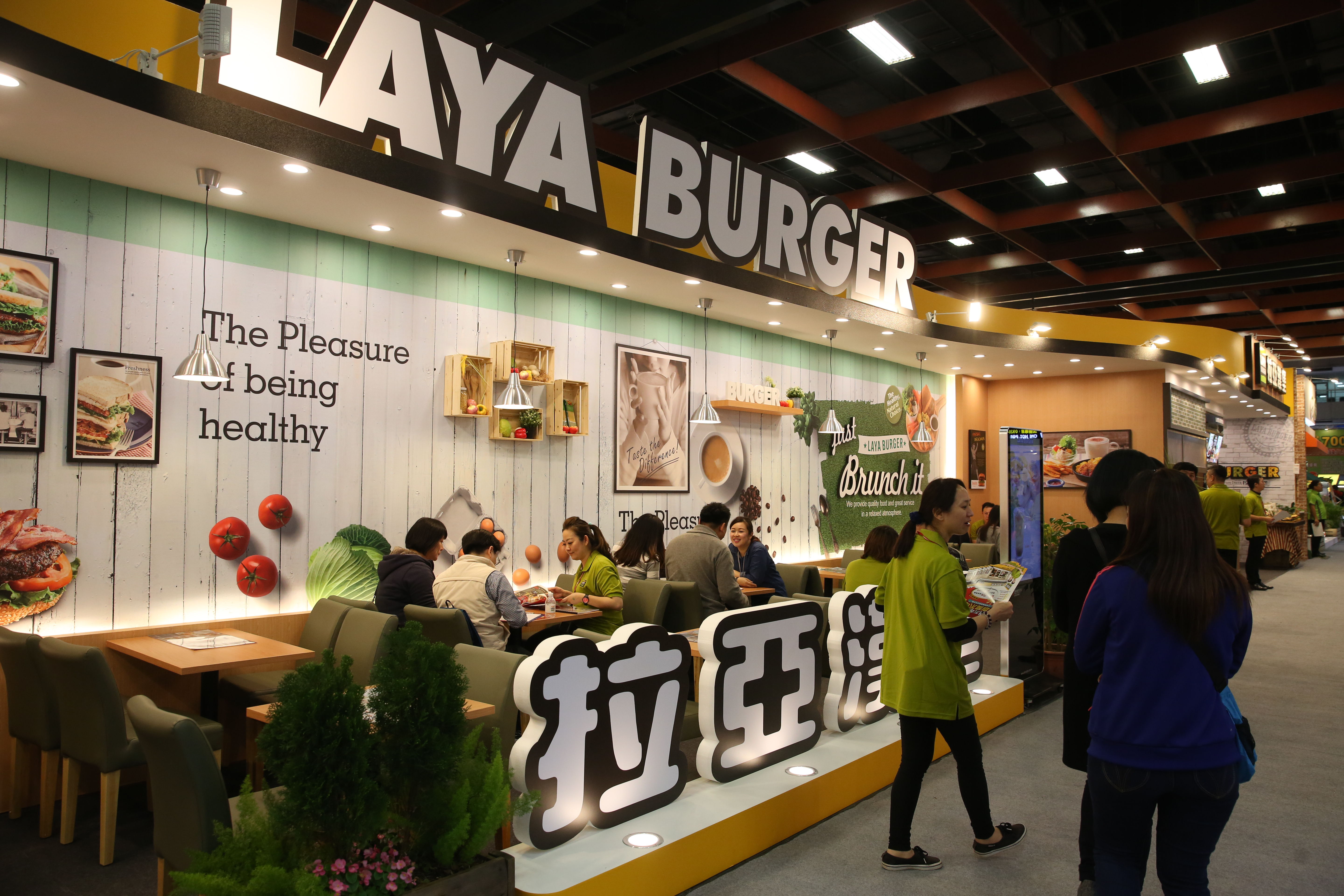 拉亞漢堡參展期間推出限定「50萬零利率專案」，順利開店後再送市價10萬的JURA咖啡機。