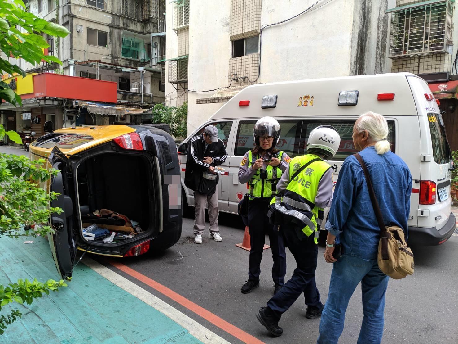 計程車上的2名乘客擦傷送醫，司機則自行包紮。