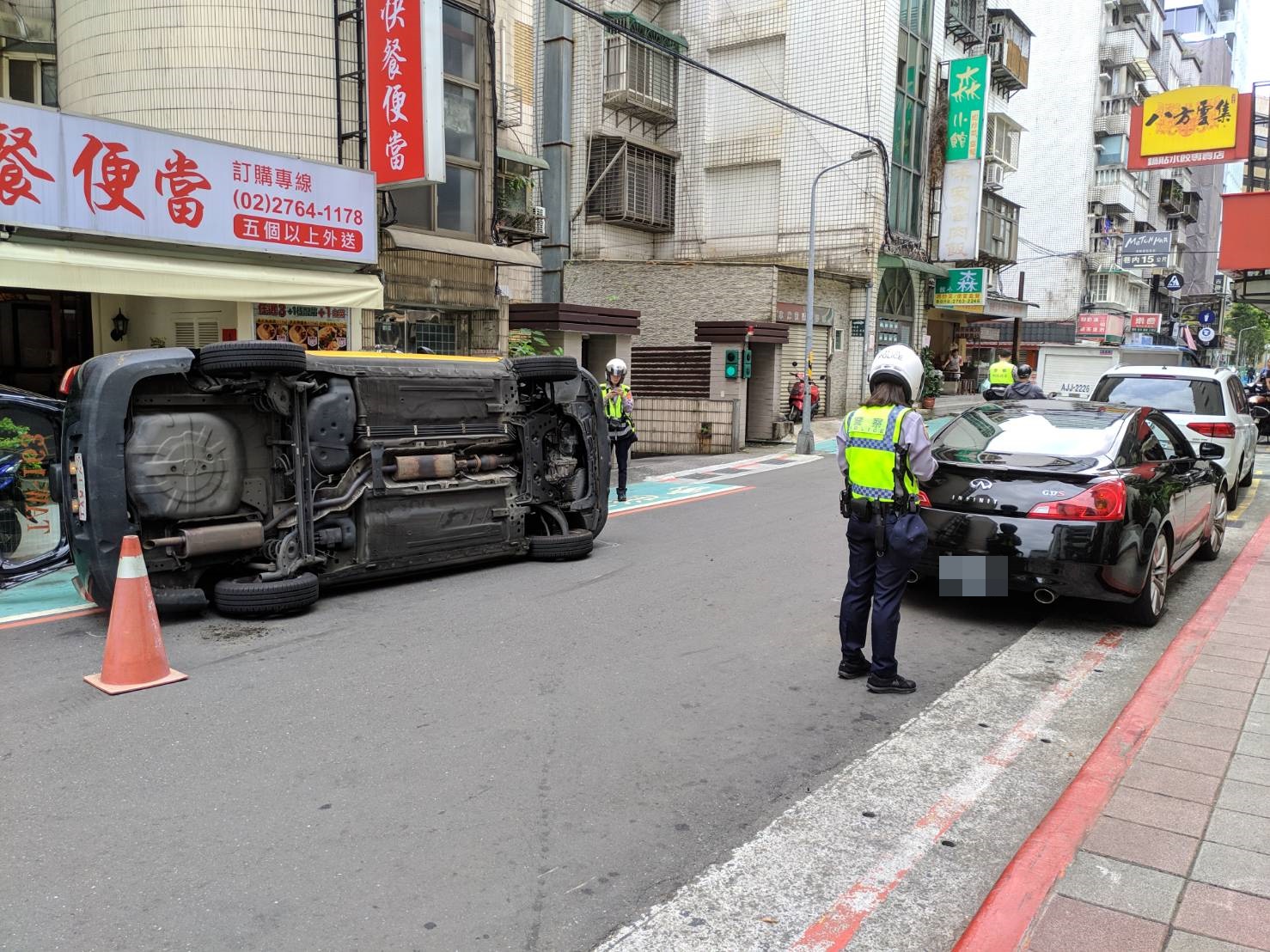 計程車疑輪軸受損，右偏撞擊跑車。