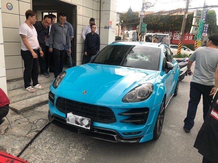 20名黑衣人開保時捷等名車前來行凶。（翻攝畫面）