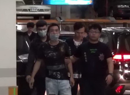 警方逮捕動手的鄭姓男子等人。（翻攝畫面）