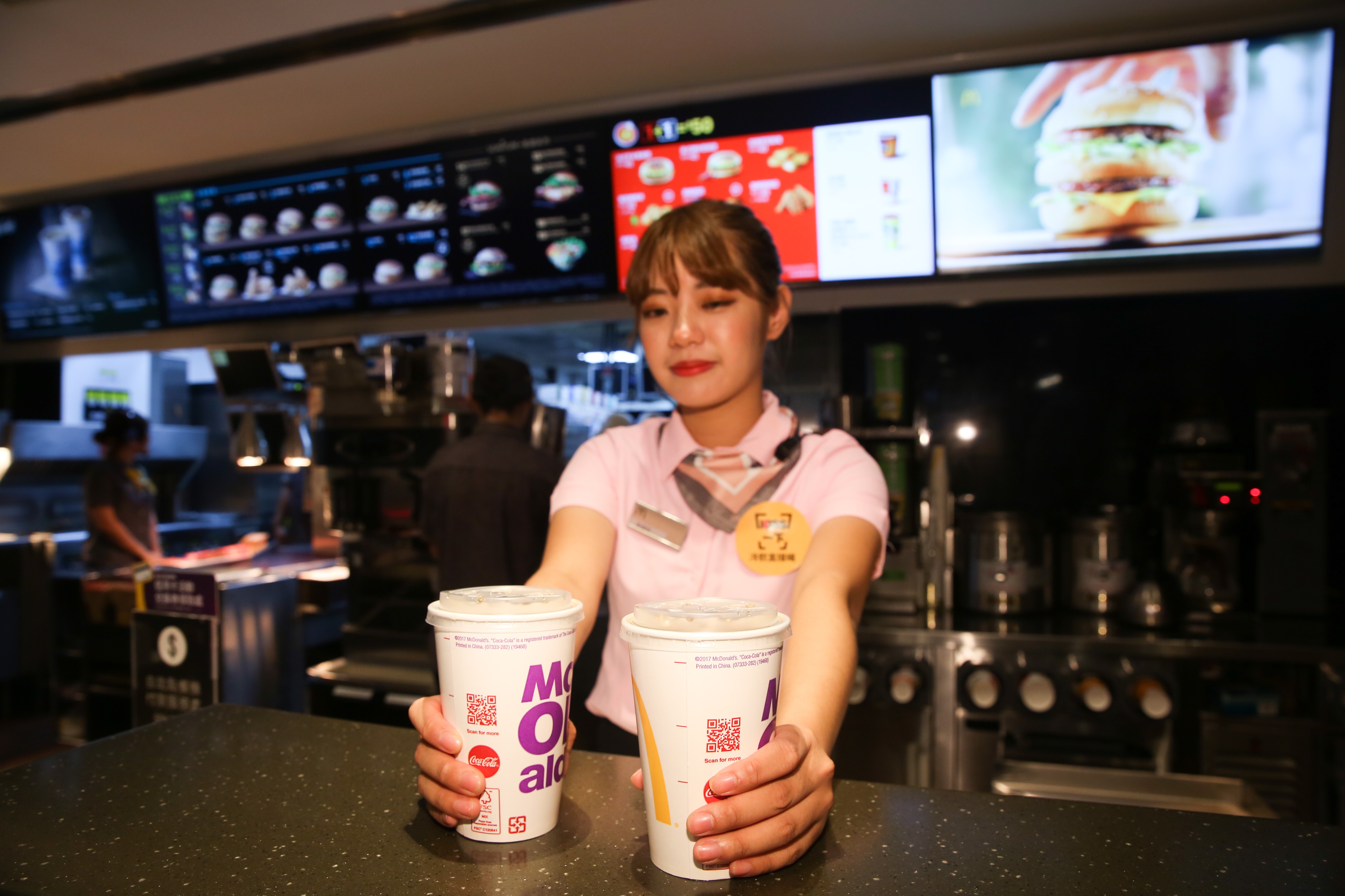 台灣麥當勞推動「冷飲直接喝」取代吸管，希望與消費者一同減輕環境負擔。