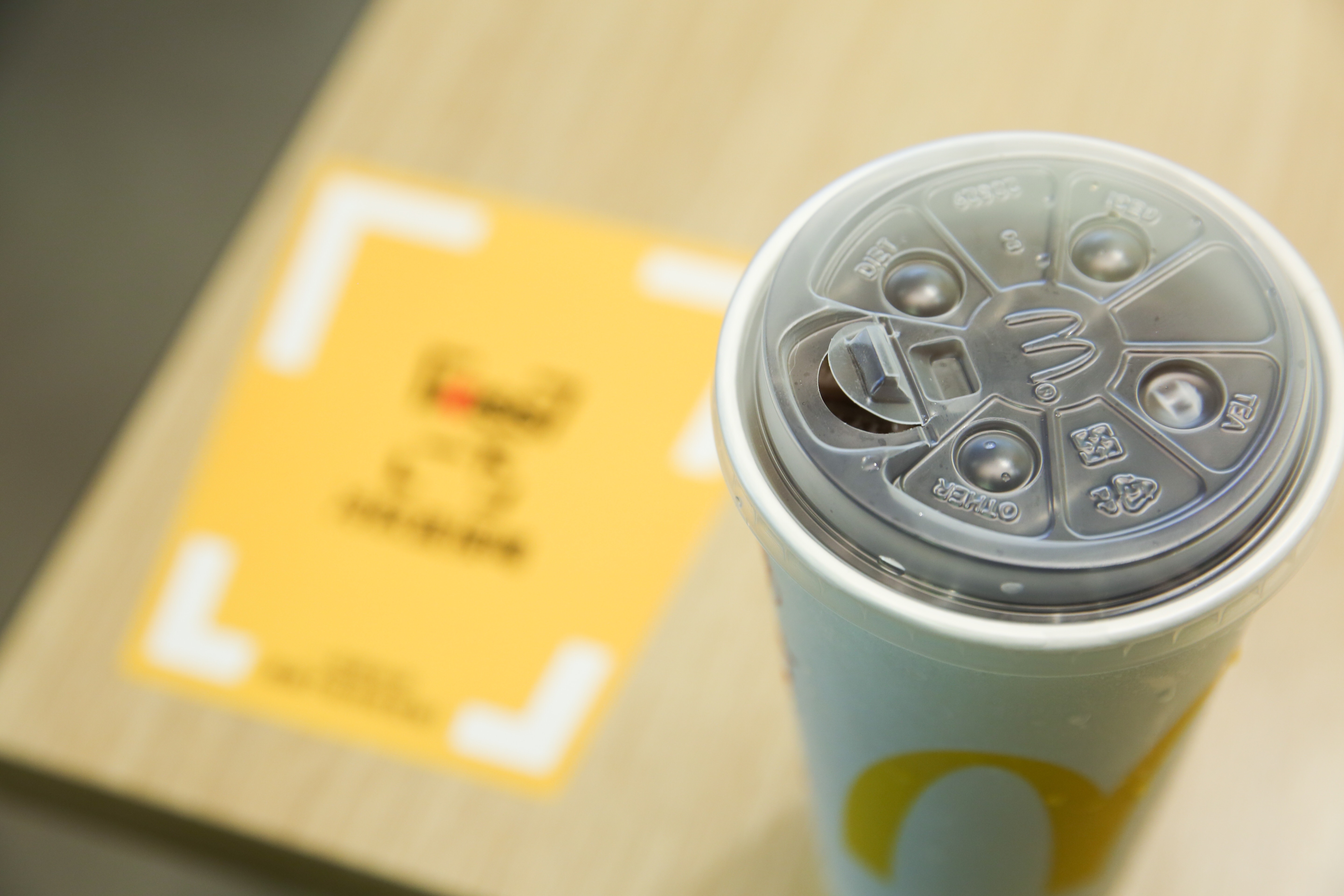 台灣麥當勞推行的「冷飲直接喝」計畫，全新設計的冷飲杯蓋，可直接就口飲用。