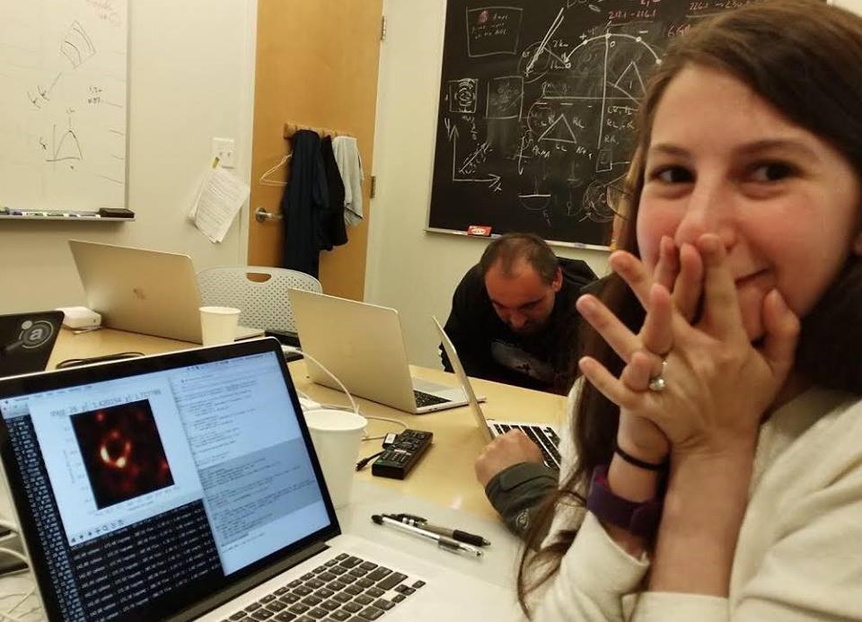 29歲的鮑曼所開發的演算法，替這次黑洞照片做出巨大貢獻。（翻攝Katie Bouman臉書）