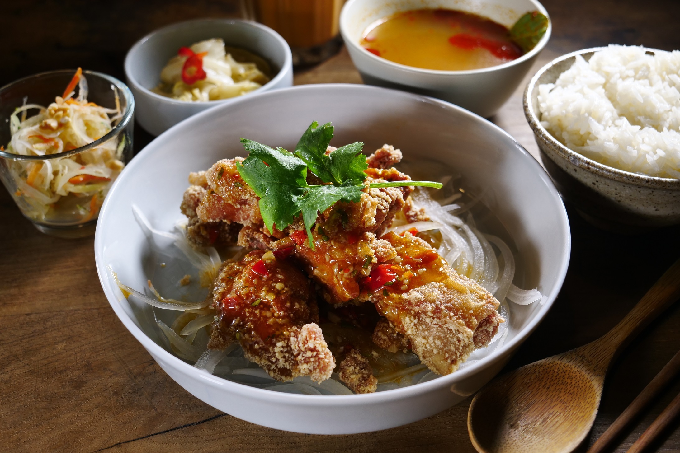 Kokoni Green店內最受客人歡迎的「椒麻雞」定食。（320元／套） 