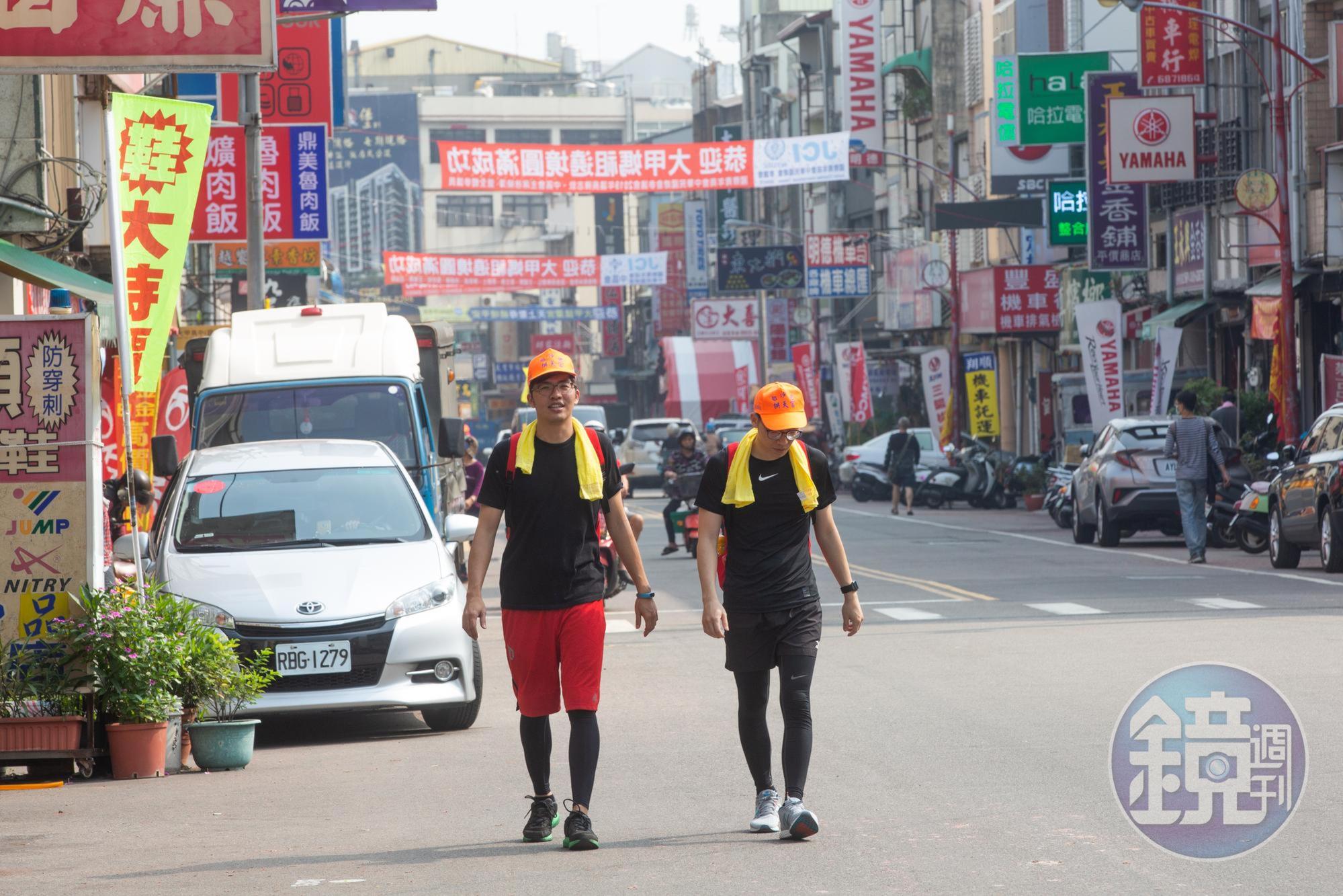 白沙屯媽祖進香時，沿路民眾會準備豐富物資，為香客加油打氣。杜鴻志（左）豪邁說：「你人來就好，什麼吃的喝的都不用擔心。」
