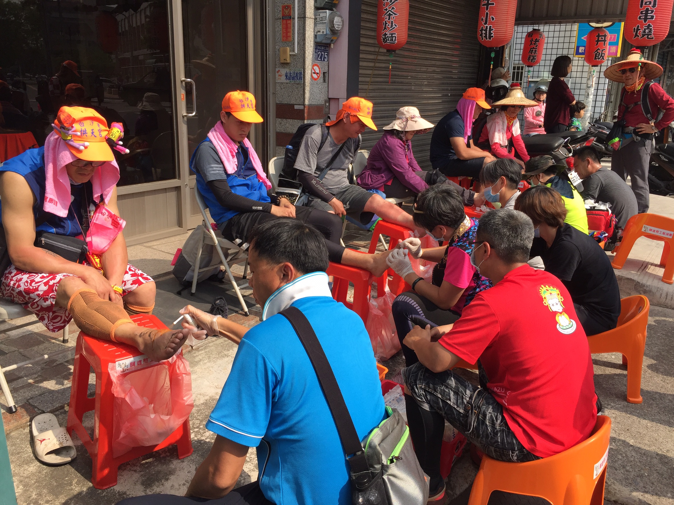 路旁不時有志工團隊，服務香客噴灑肌樂和水泡換藥。