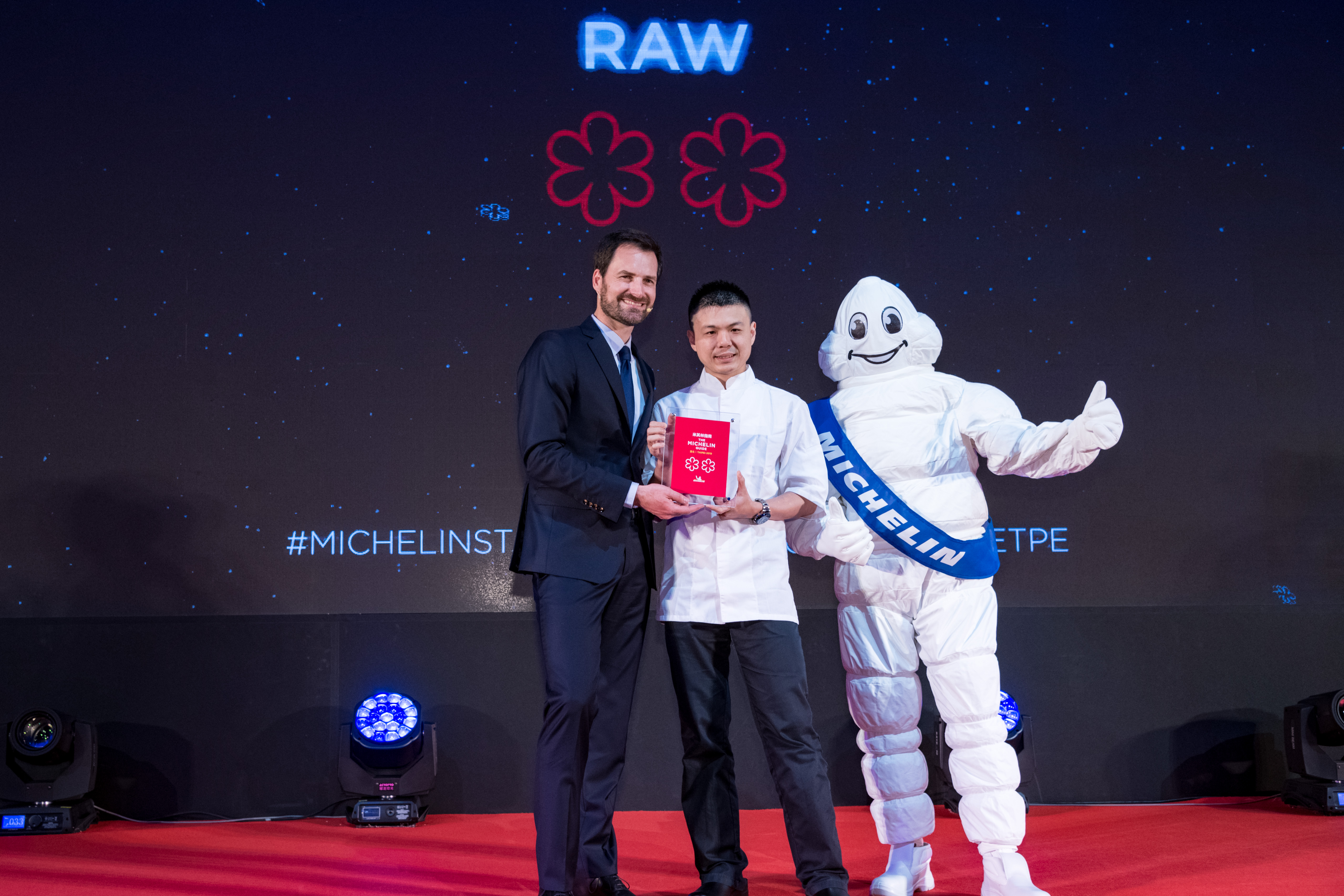 頒到二星時，米其林寶寶在台上一秒消瘦，令人傻眼。