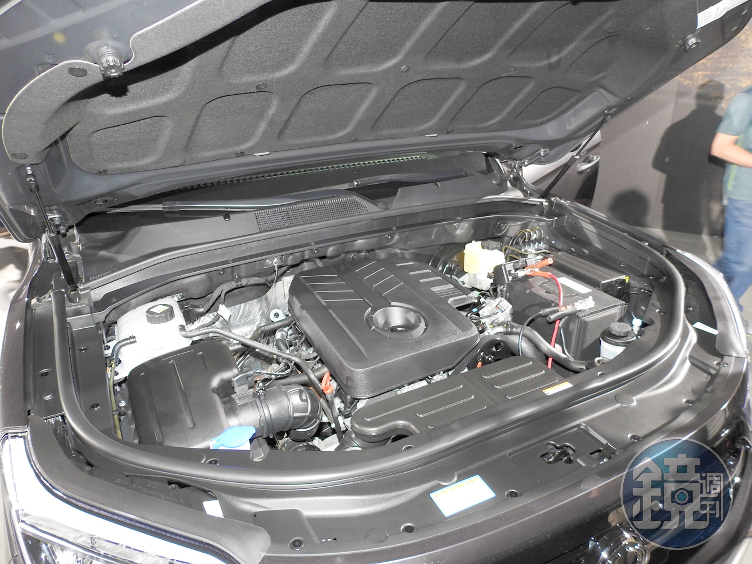REXTON SPORTS搭載原廠代號e-XDI 220的2.2升直列四缸柴油渦輪引擎，馬力為181ps/4000rpm，扭力為40.8kgm/1400-2800rpm。