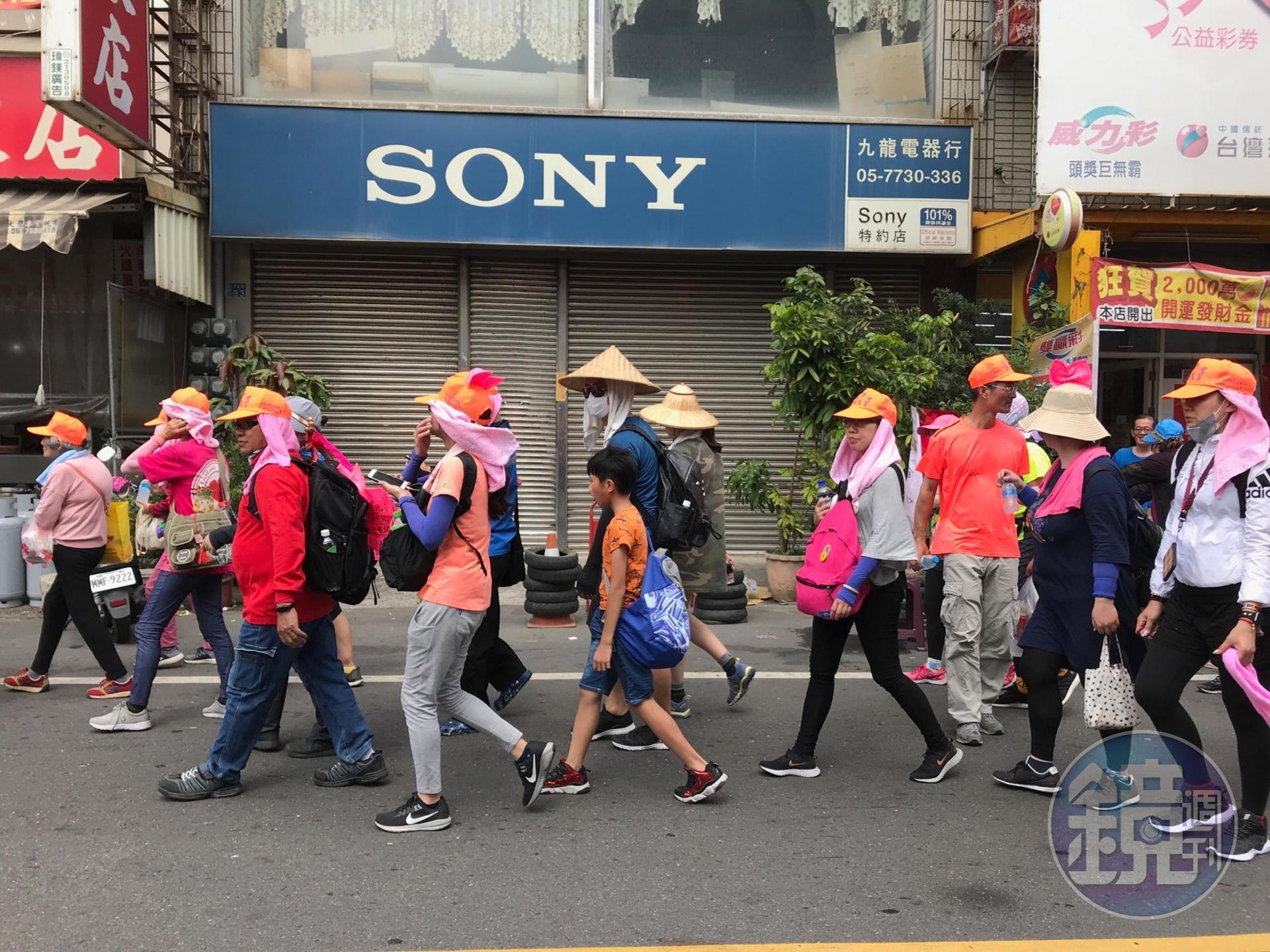 遮陽帽、毛巾、痠痛藥布，是徒步進香信眾身上少不了的三寶。