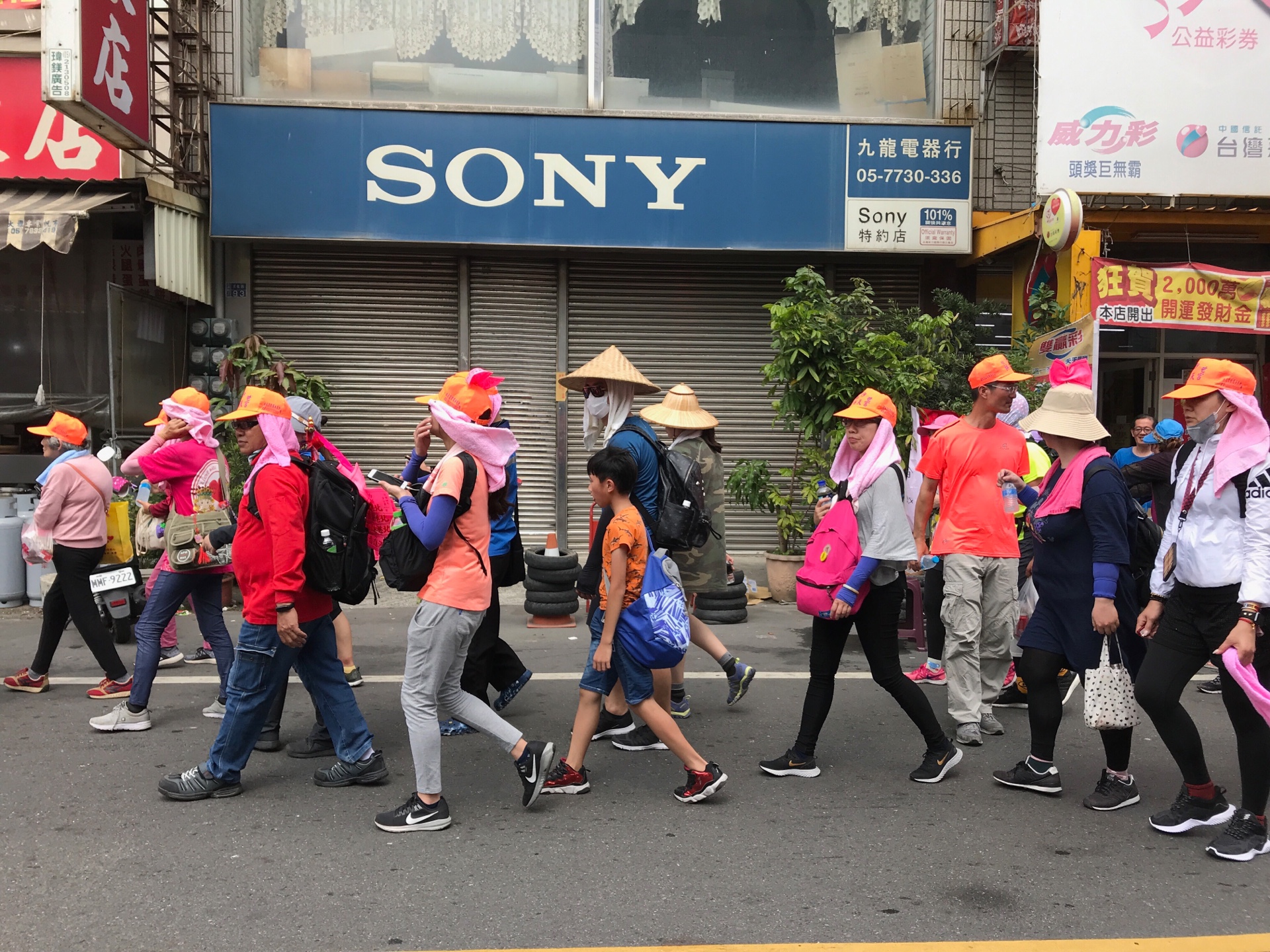 遮陽帽、毛巾、痠痛藥布，是徒步進香信眾身上少不了的三寶。