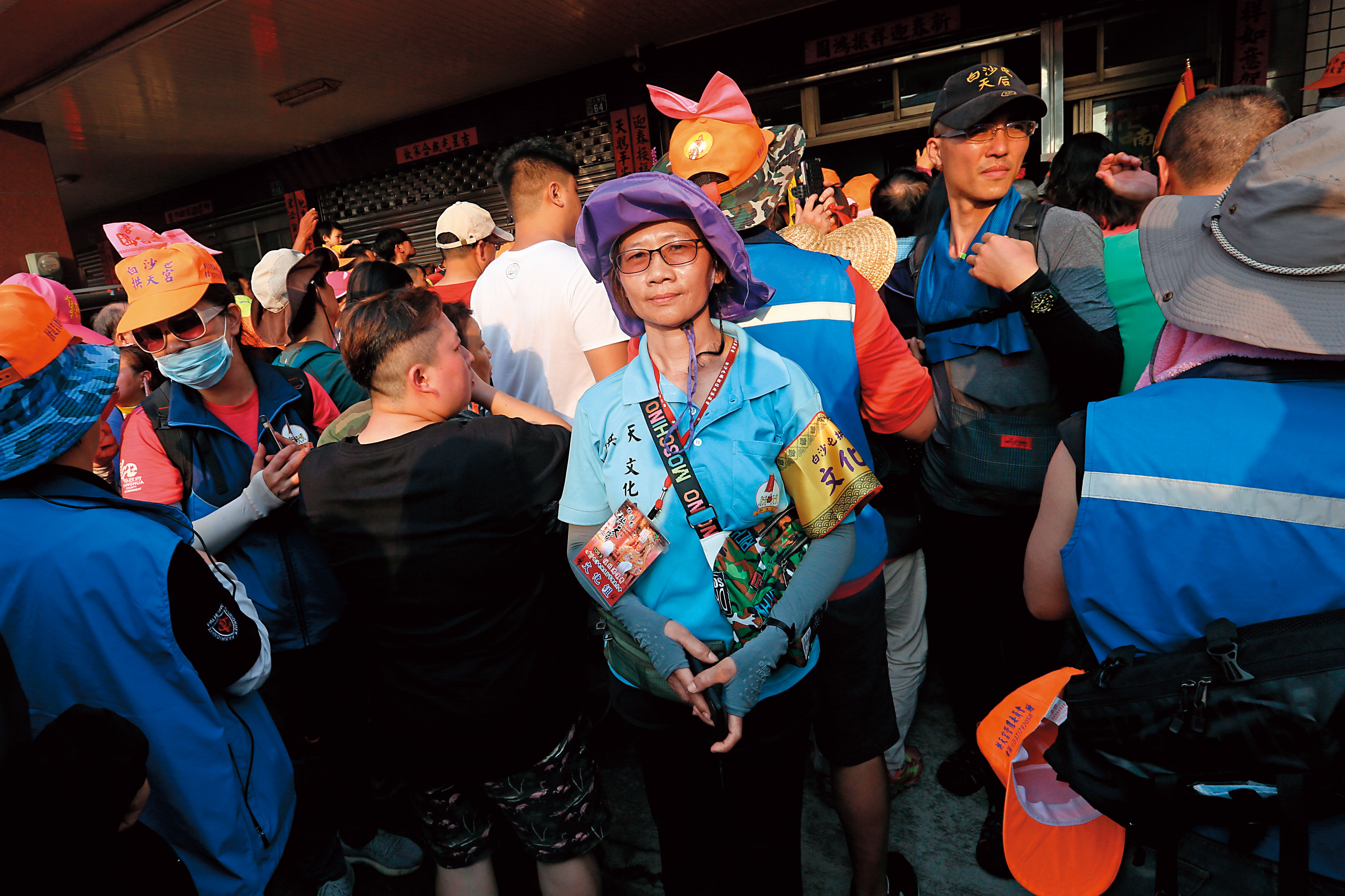 今年白沙屯媽祖的第一個駐駕點在台中清水，吳文翠（紫帽者）暫時卸下GPS定位工作，可以稍離大轎位置。