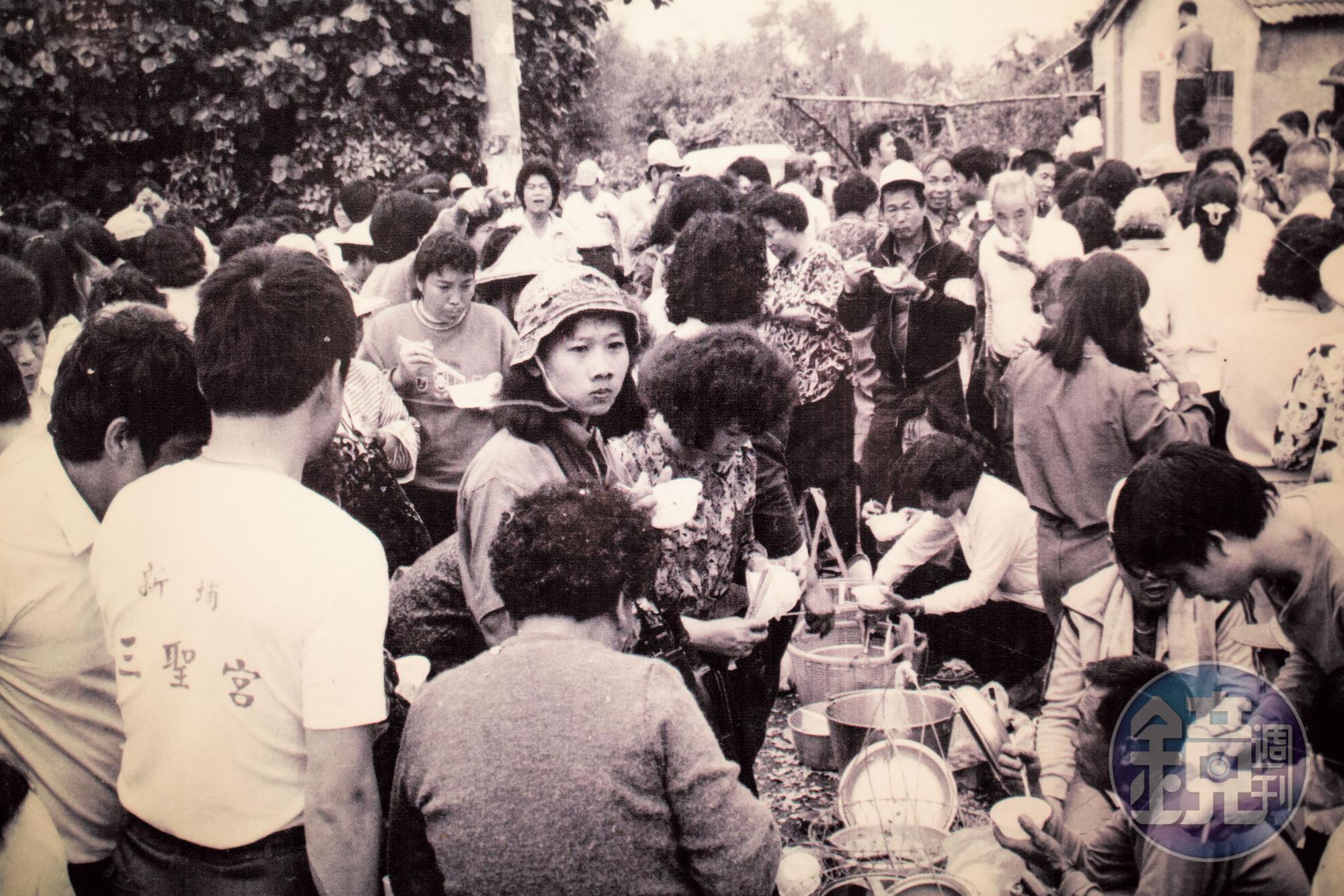 1990年，吳文翠還是一般的香燈腳，跟隨回程路上於通灣里歇駕的媽祖，在此休息享用點心。（白沙屯田野工作室提供）