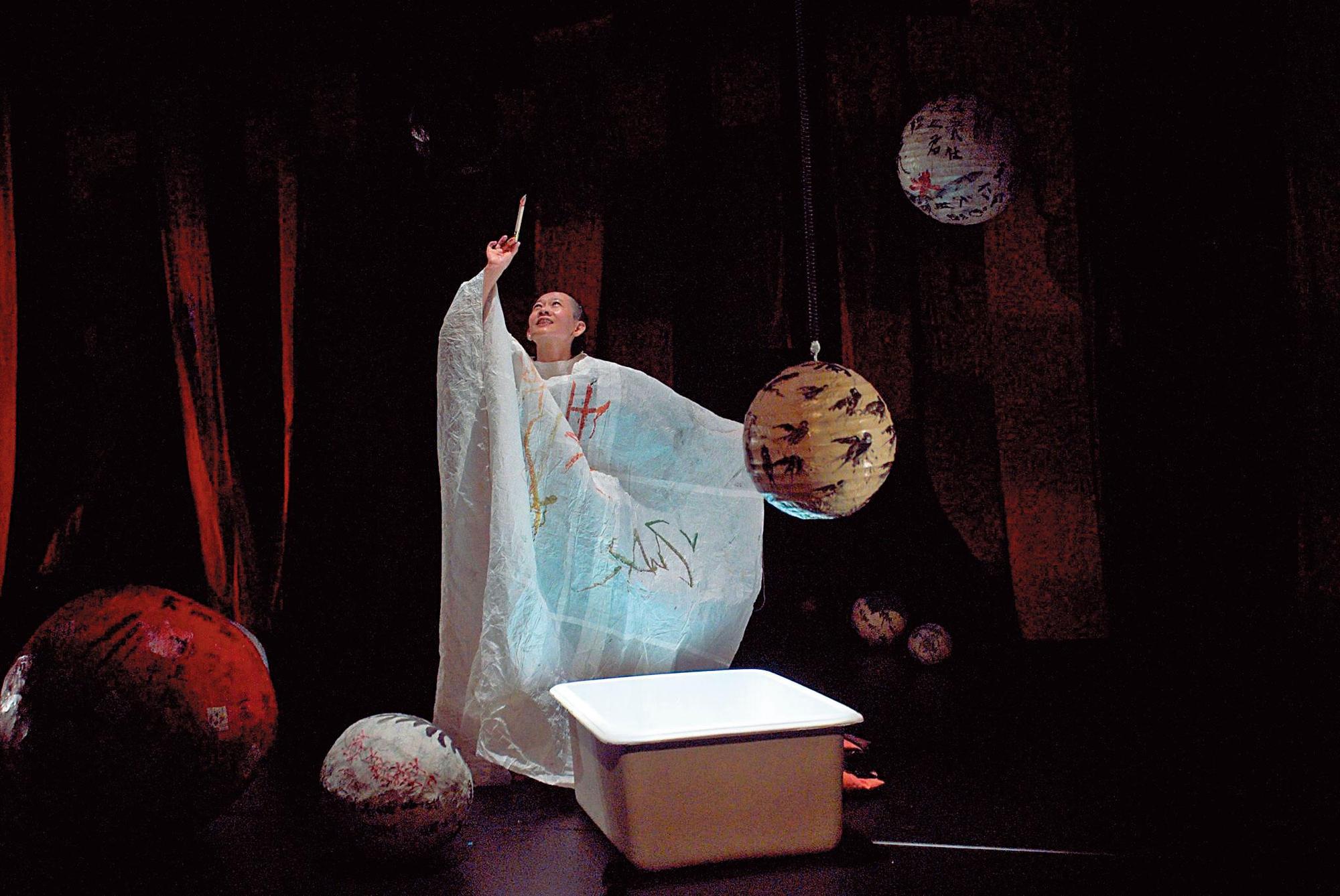 2007年吳文翠受邀參與新加坡M1藝穗節，演出《獨舞紅塵》。（吳文翠提供）
