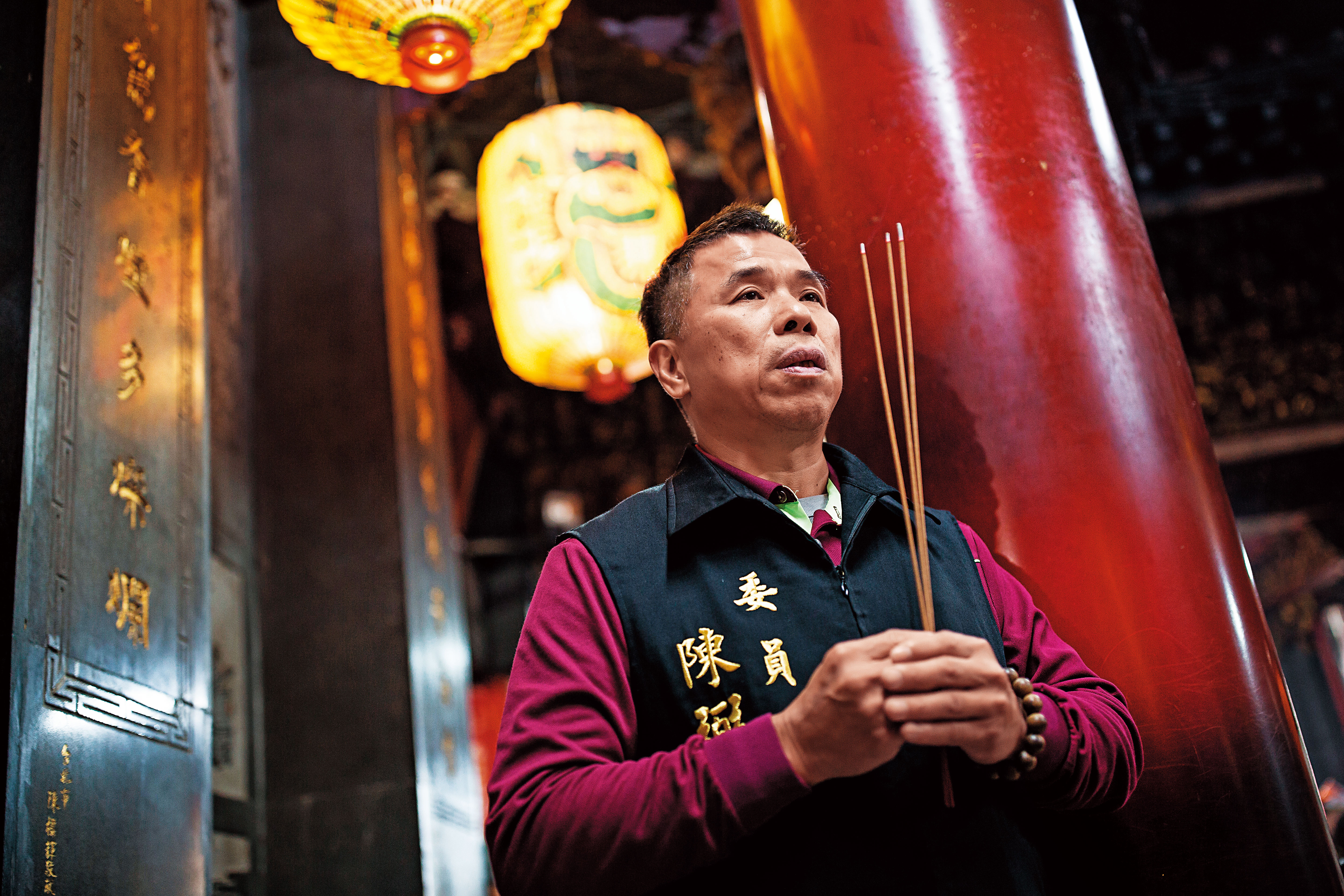 陳弼宏和我們約在拱天宮碰面,進廟第一件事，就是撚香拜拜。