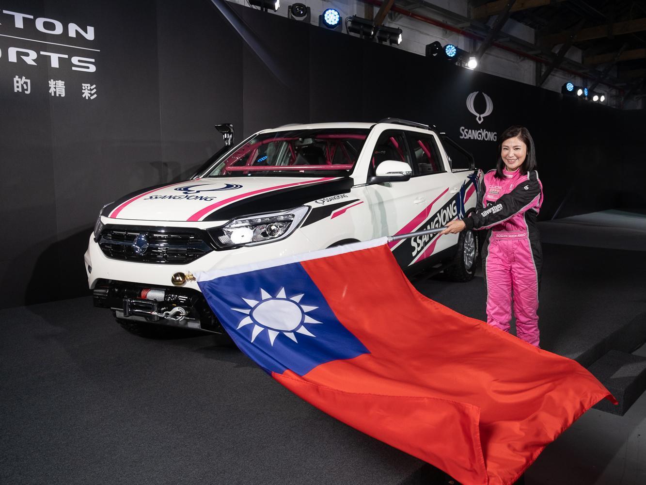 永嘉雙龍汽車特別向韓國原廠訂製一部客製化的全新REXTON SPORTS手排賽車版，作為沈佳穎出征泰國的專屬越野競技賽車。
