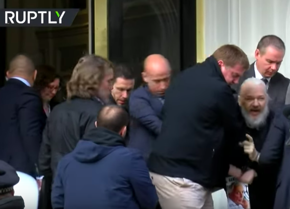 滿面鬍鬚的亞桑傑在被捕時大喊「反抗！」（圖截自Ruptly TV）