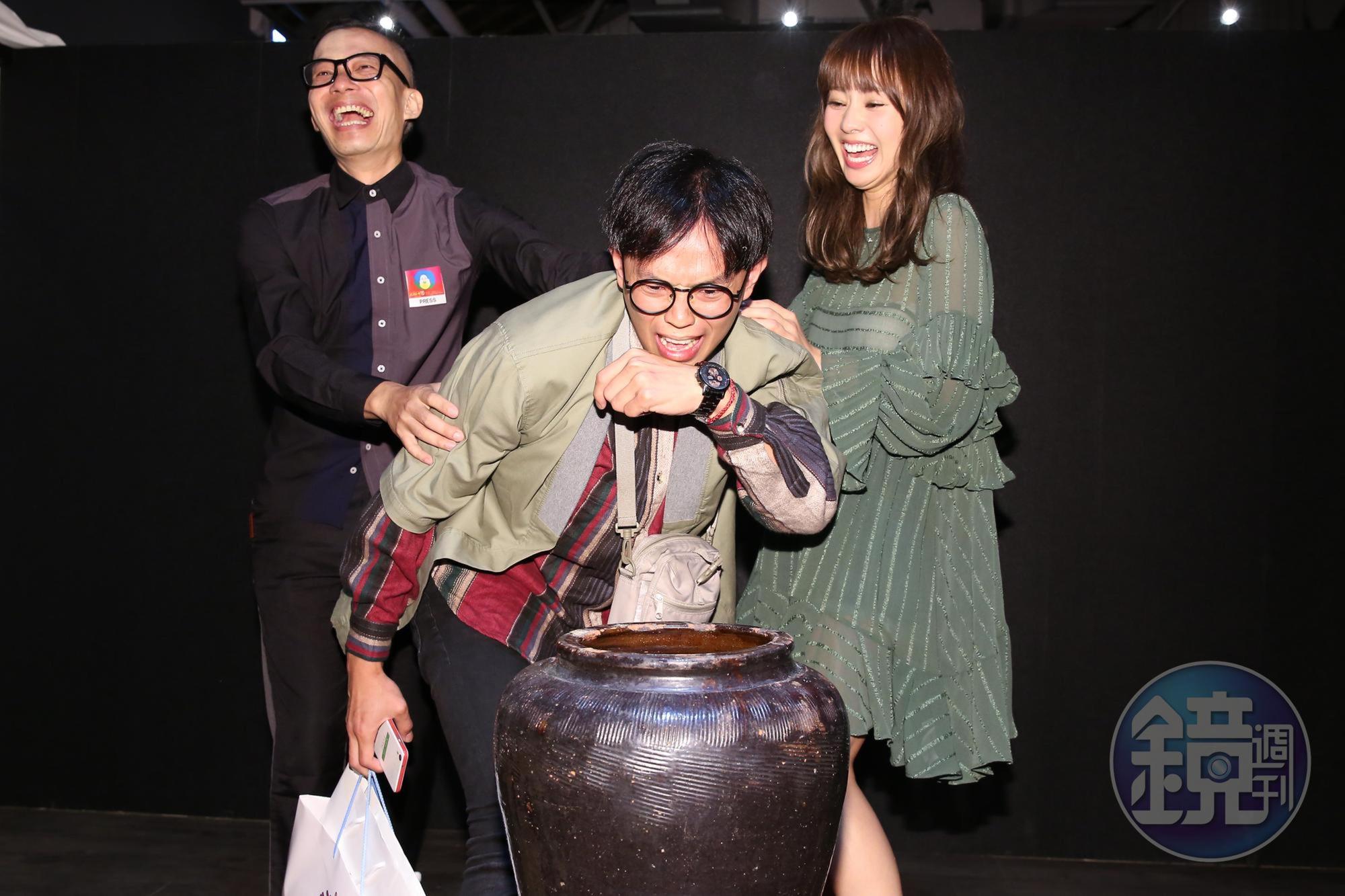 不甘心自己聞,池端玲名現場抓媒體體驗「最臭的兵器」的威力。