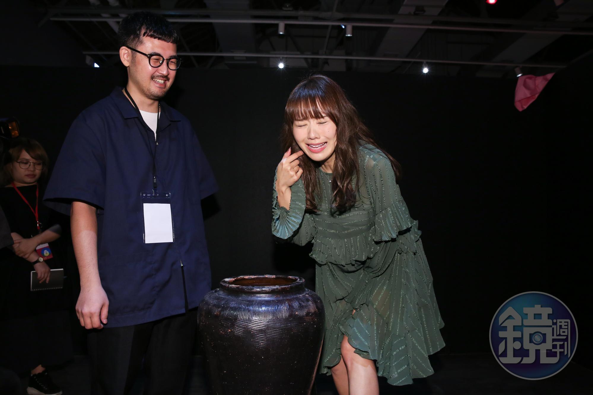 「氣味展超」的策展人岡田和也(左)笑認自己還蠻喜歡觀察旁人「聞完味道的表情」。