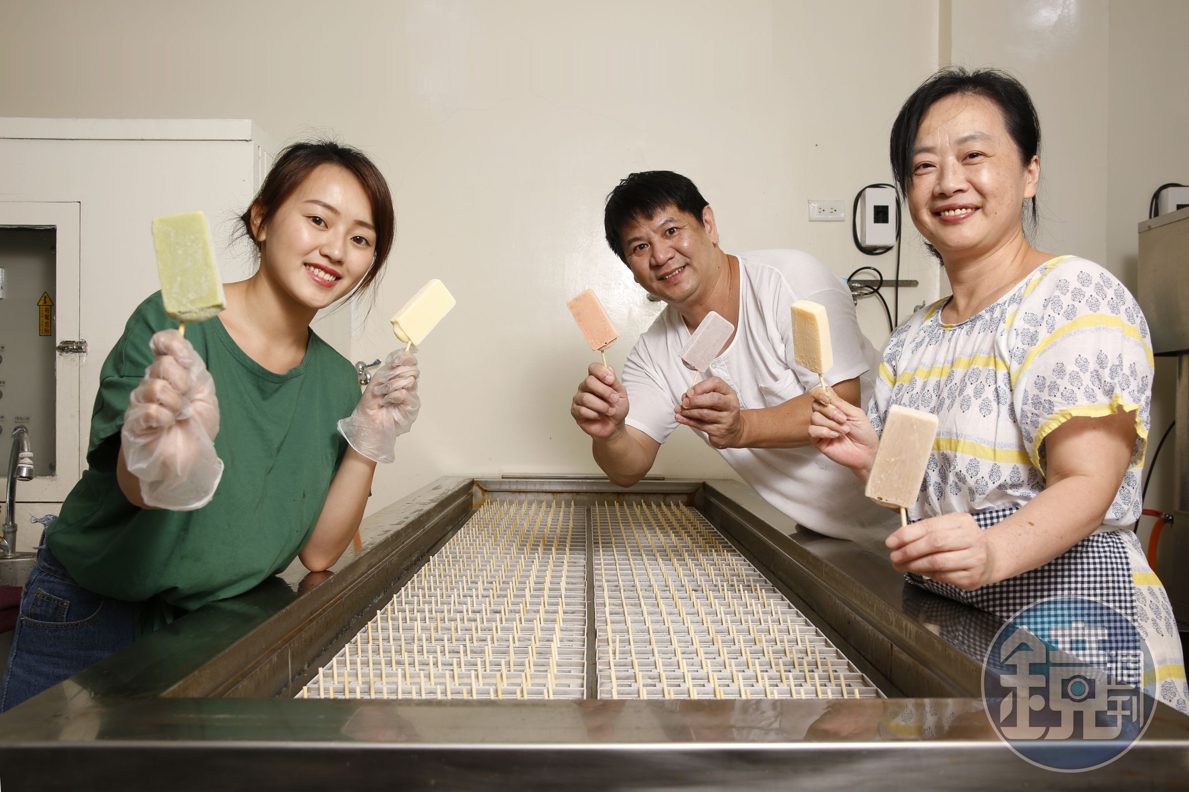 蘇文祥（中）與妻女共同經營的「814大同冰店」推出週年慶活動，每根冰棒強調純手工真材實料製成。