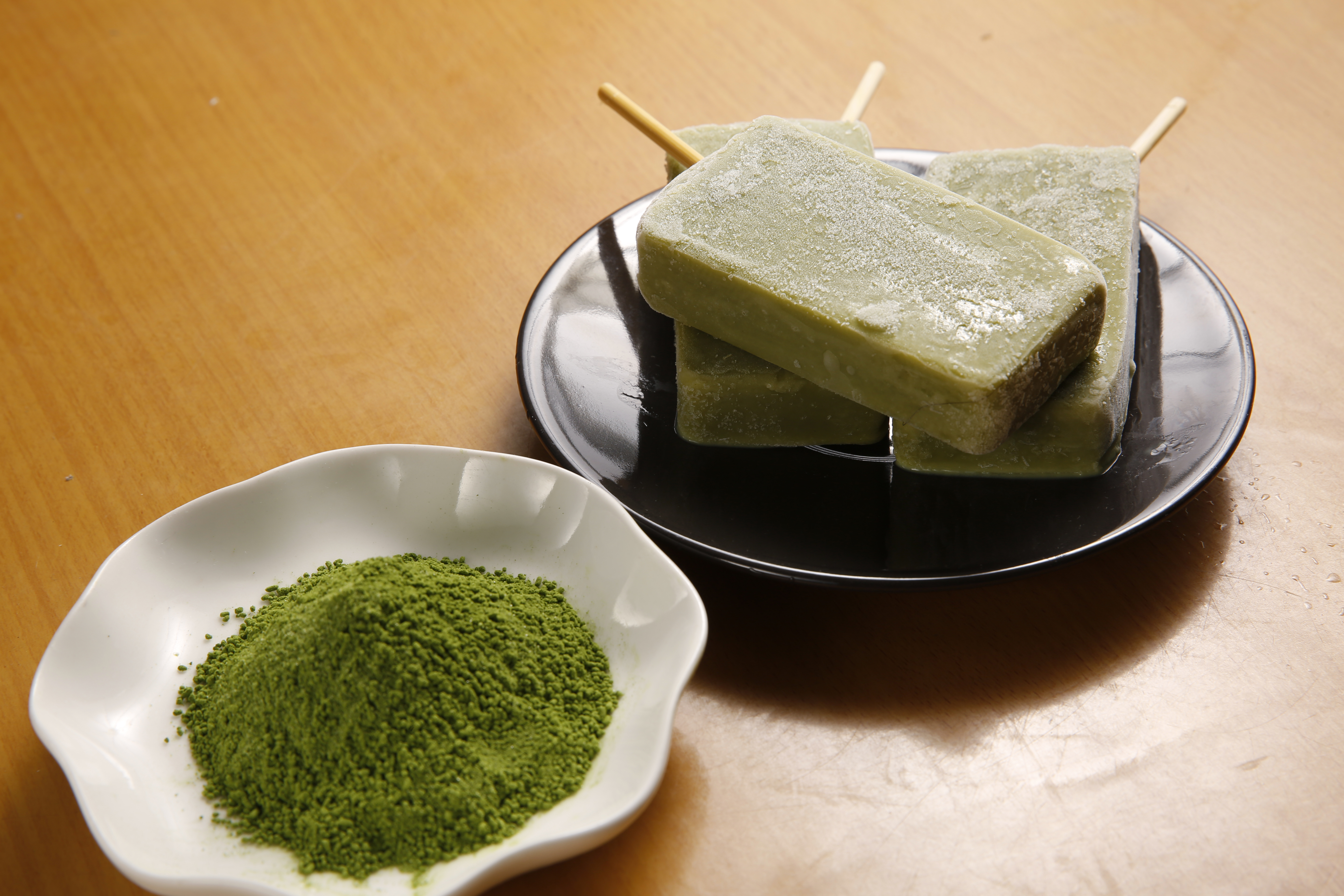 除了傳統基本款口味，814大同冰店另研發年輕人喜愛的抹茶（右前）口味。（14元/隻）