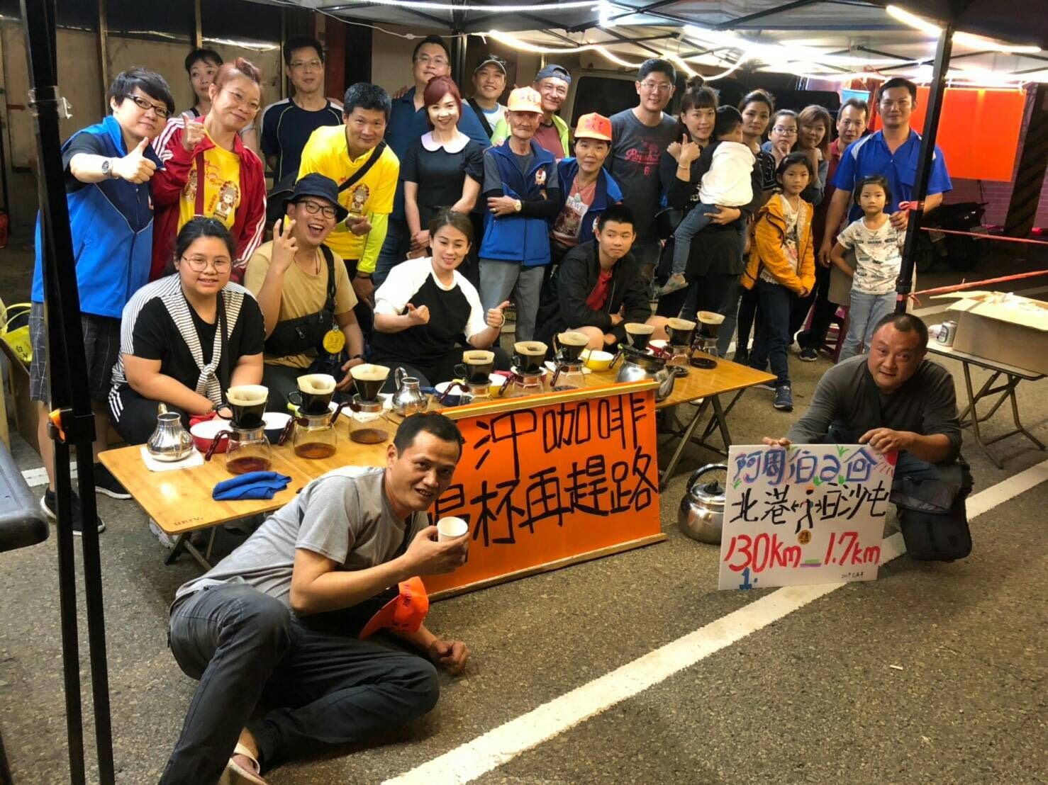 相較於沿路信眾主動供應的礦泉水和罐裝飲料，杜鴻志（左）堅持提供高品質咖啡豆，並現場手沖，一點都不馬虎。