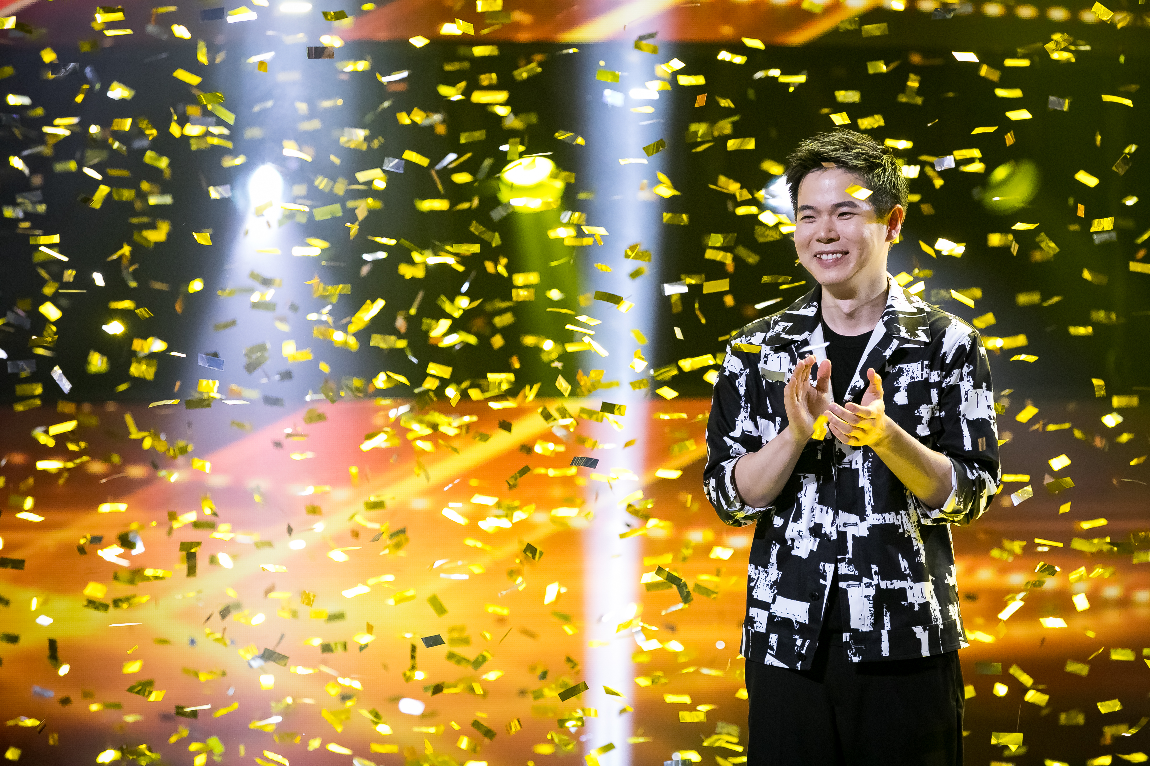 來自台灣的魔術師簡綸廷，以充滿想像力搭配純熟的技法，吸引到亞洲各地的觀眾支持，讓他成為《亞洲達人秀》開播以來，第一個拿到冠軍的台灣選手。（AXN提供）