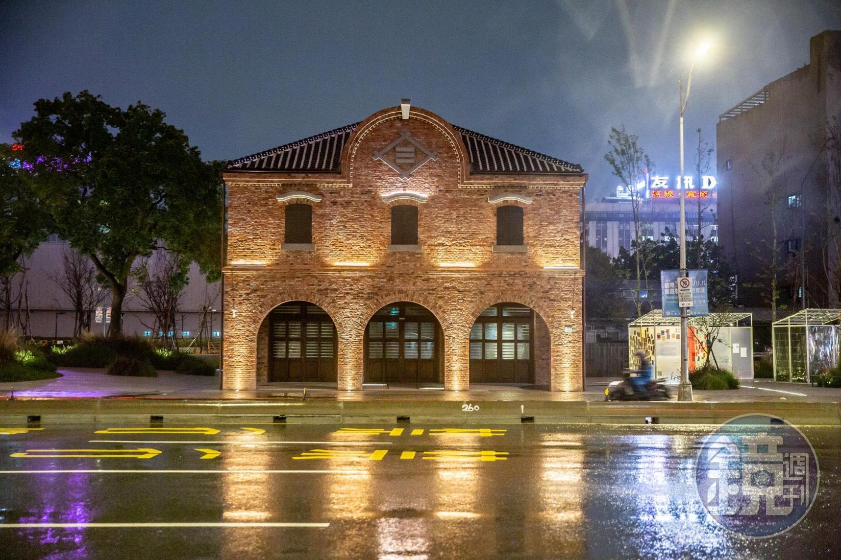 「三井物產株式會社舊倉庫」夜間點燈後，整區彷彿城市中的亮點。