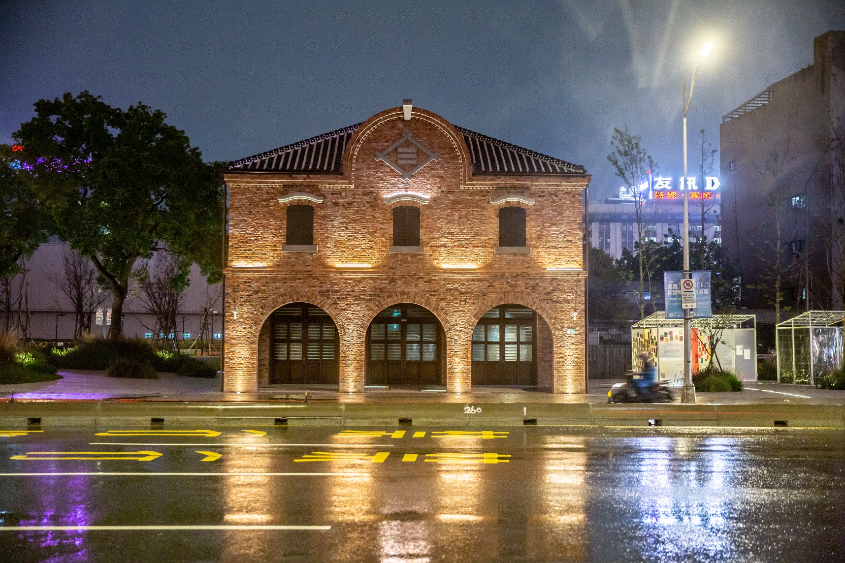 「三井物產株式會社舊倉庫」夜間點燈後，整區彷彿城市中的亮點。