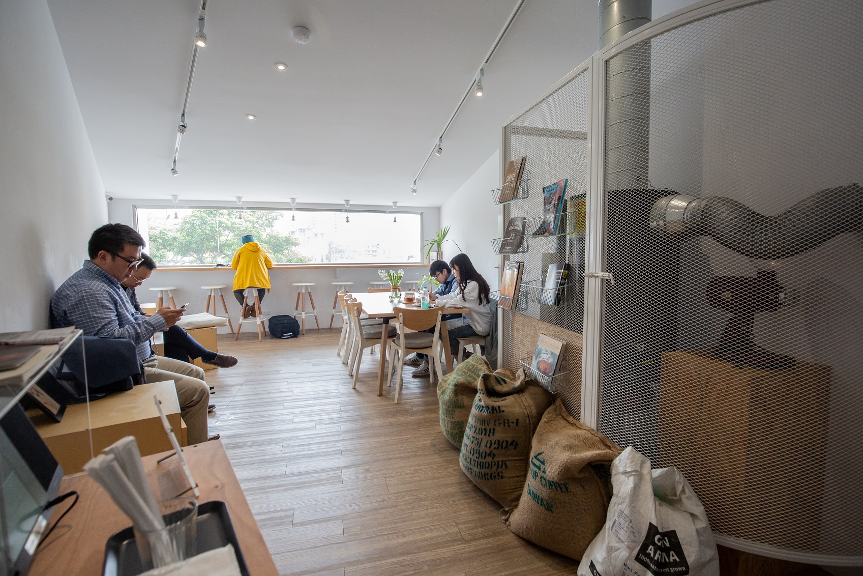 木質調佐上全白色系，有清新明快的氣氛。