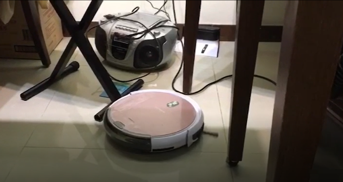 警方發現民眾聲稱的竊賊竟是掃地機器人。（松山分局提供）