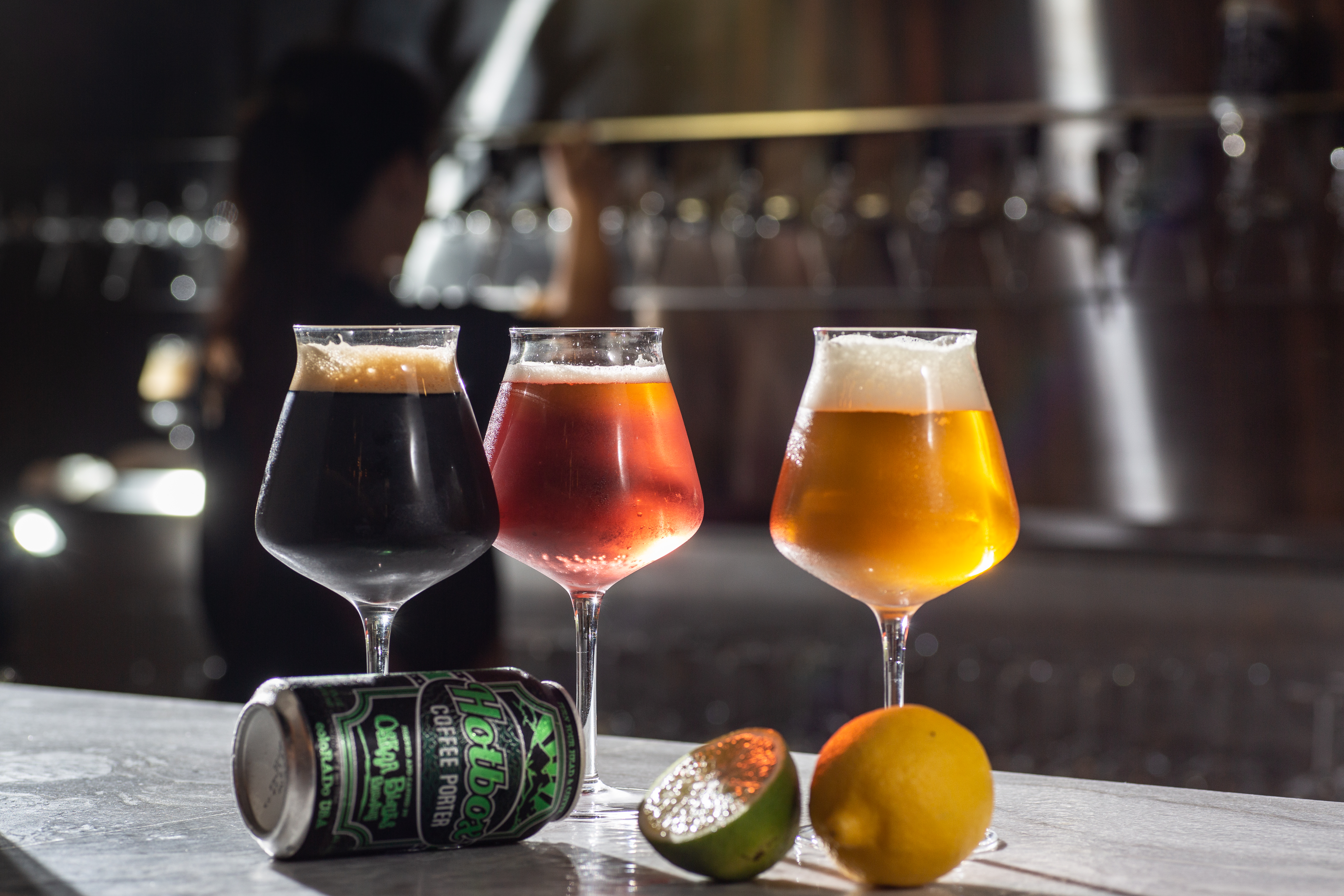 以鮮釀啤酒為主題的「棧酒食吧」，常態提供16種拉霸啤酒，吸引愛嘗鮮的年輕族群。