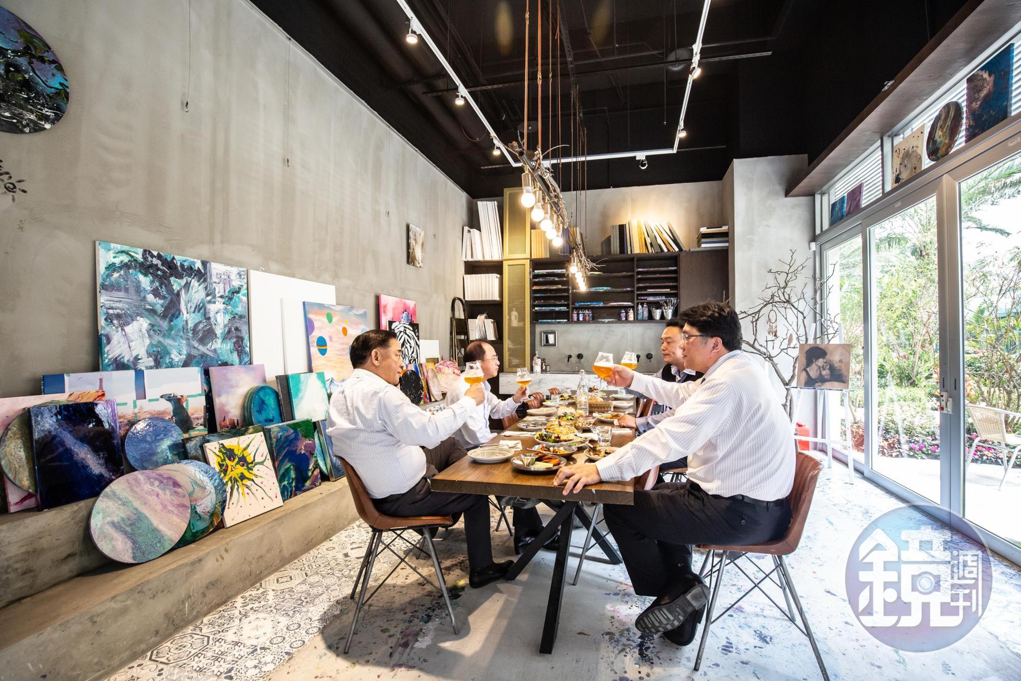 「棧酒食吧」以酒為主體的點餐方式，頗適合上班族來此小酌。