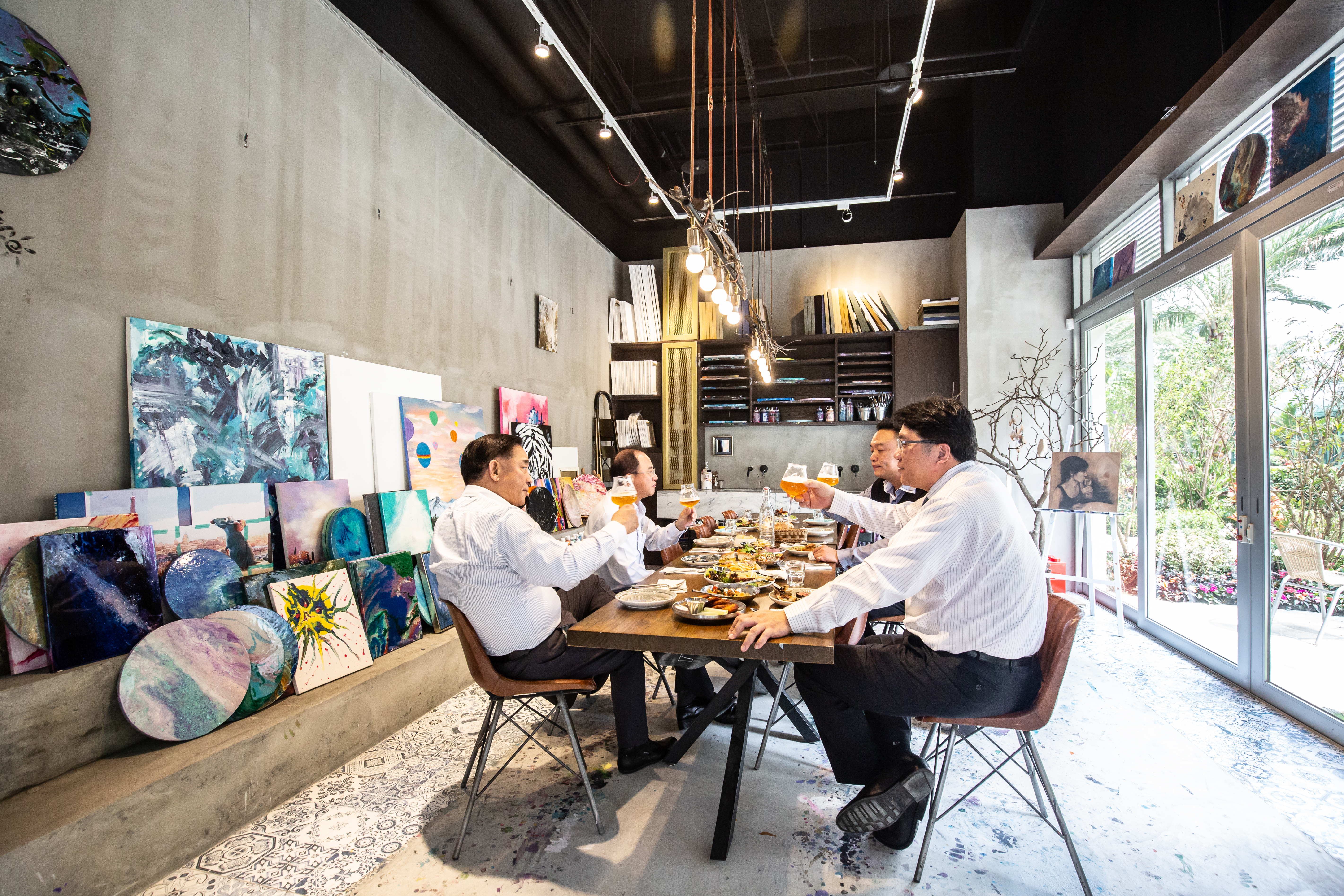 「棧酒食吧」以酒為主體的點餐方式，頗適合上班族來此小酌。