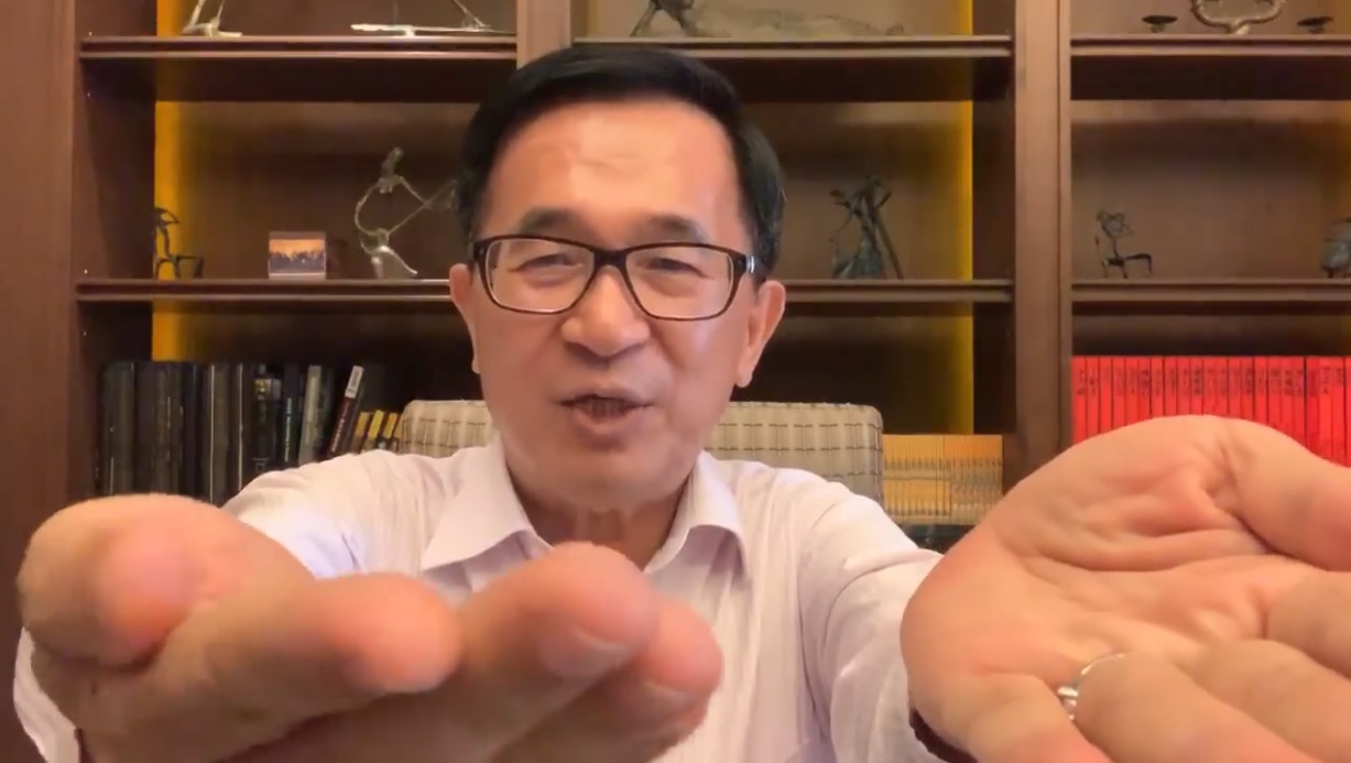 前總統陳水扁拍影片，證明自己的手抖症。（翻攝自陳水扁新勇哥物語臉書）