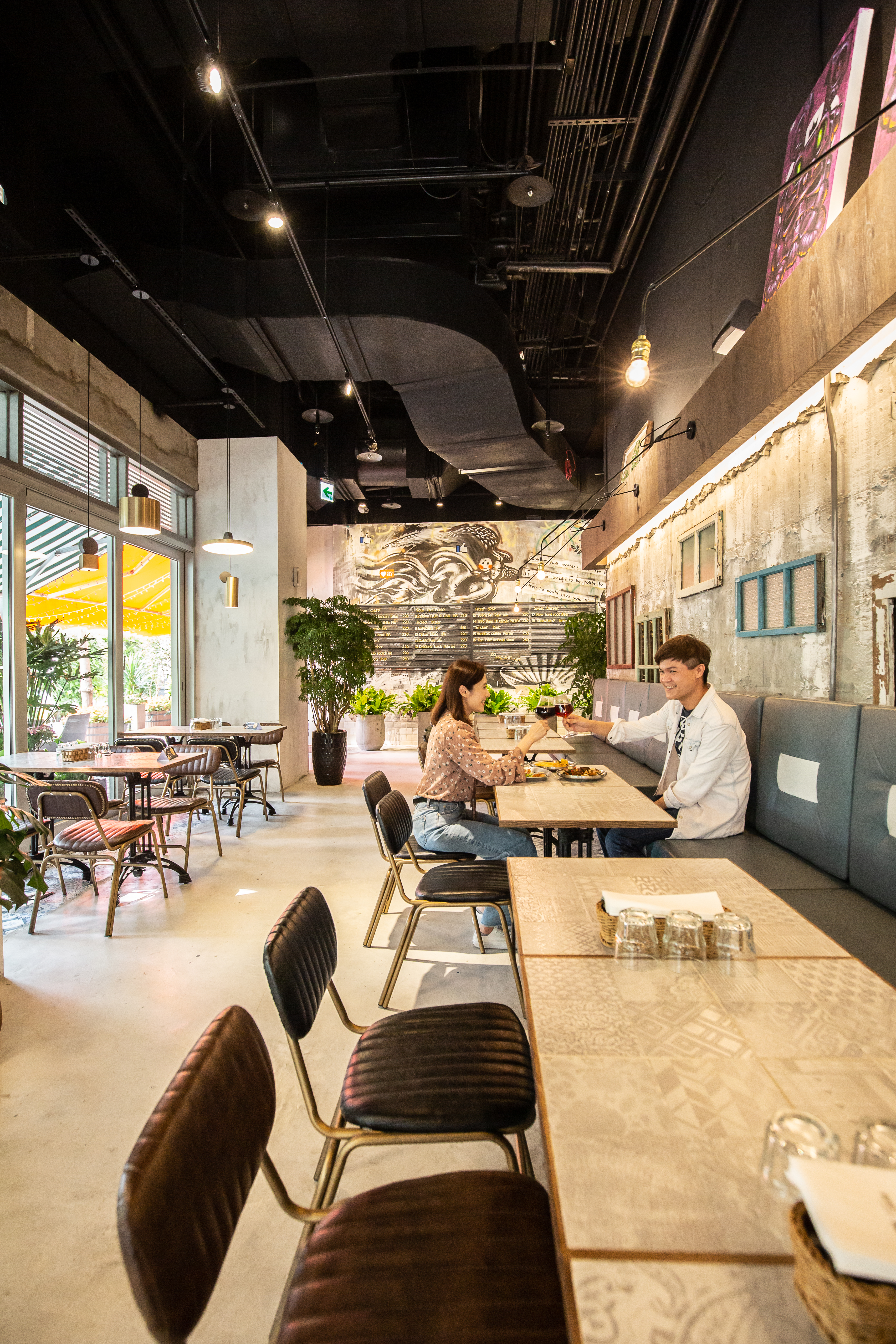結合Loft風與街頭藝術的店內頗寬敞明亮,落地窗外就是花園。