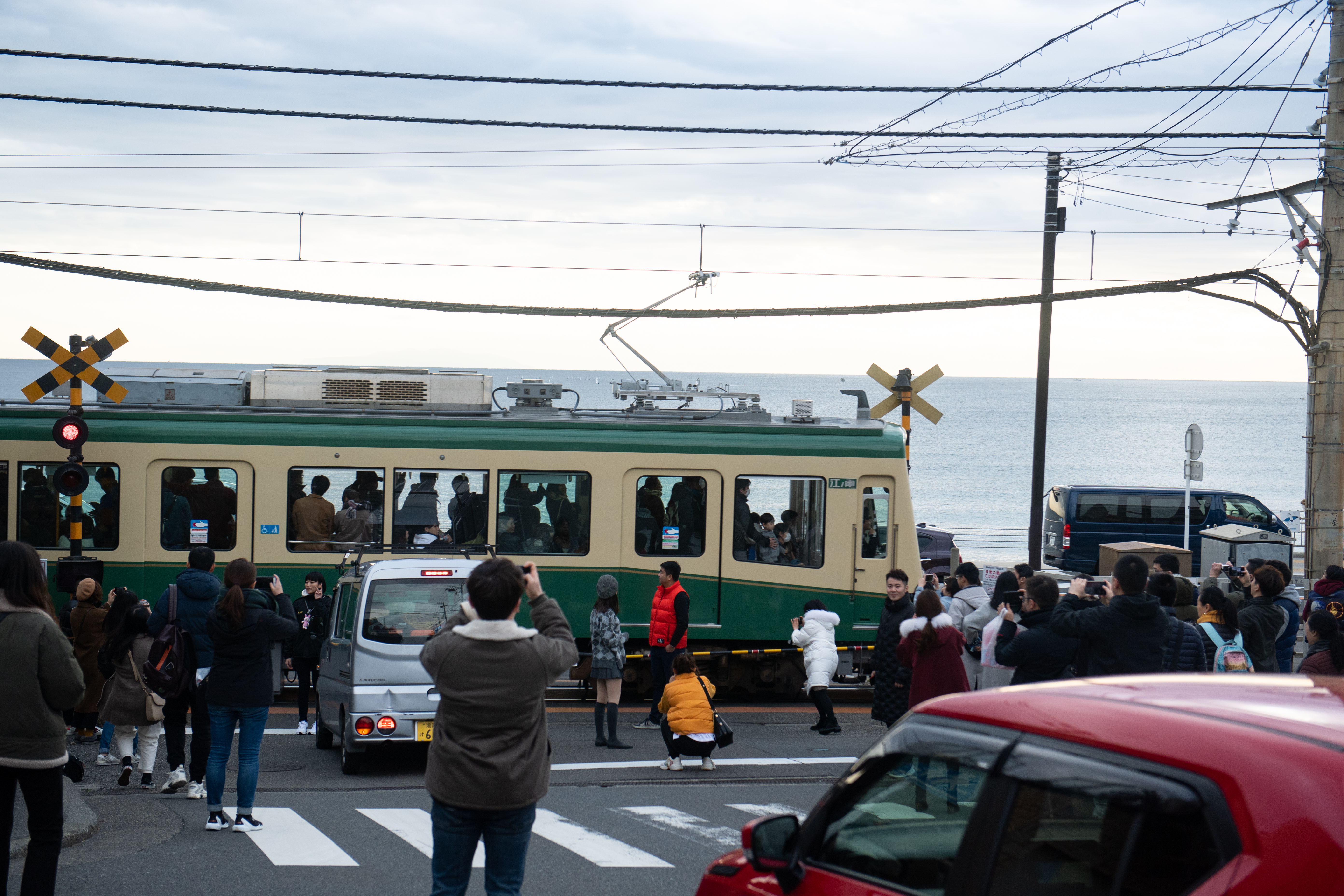 江之島電鐵「鎌倉高校前平交道」為日本動漫聖地，吸引大批旅客前往拍照留念。（圖：東方IC）