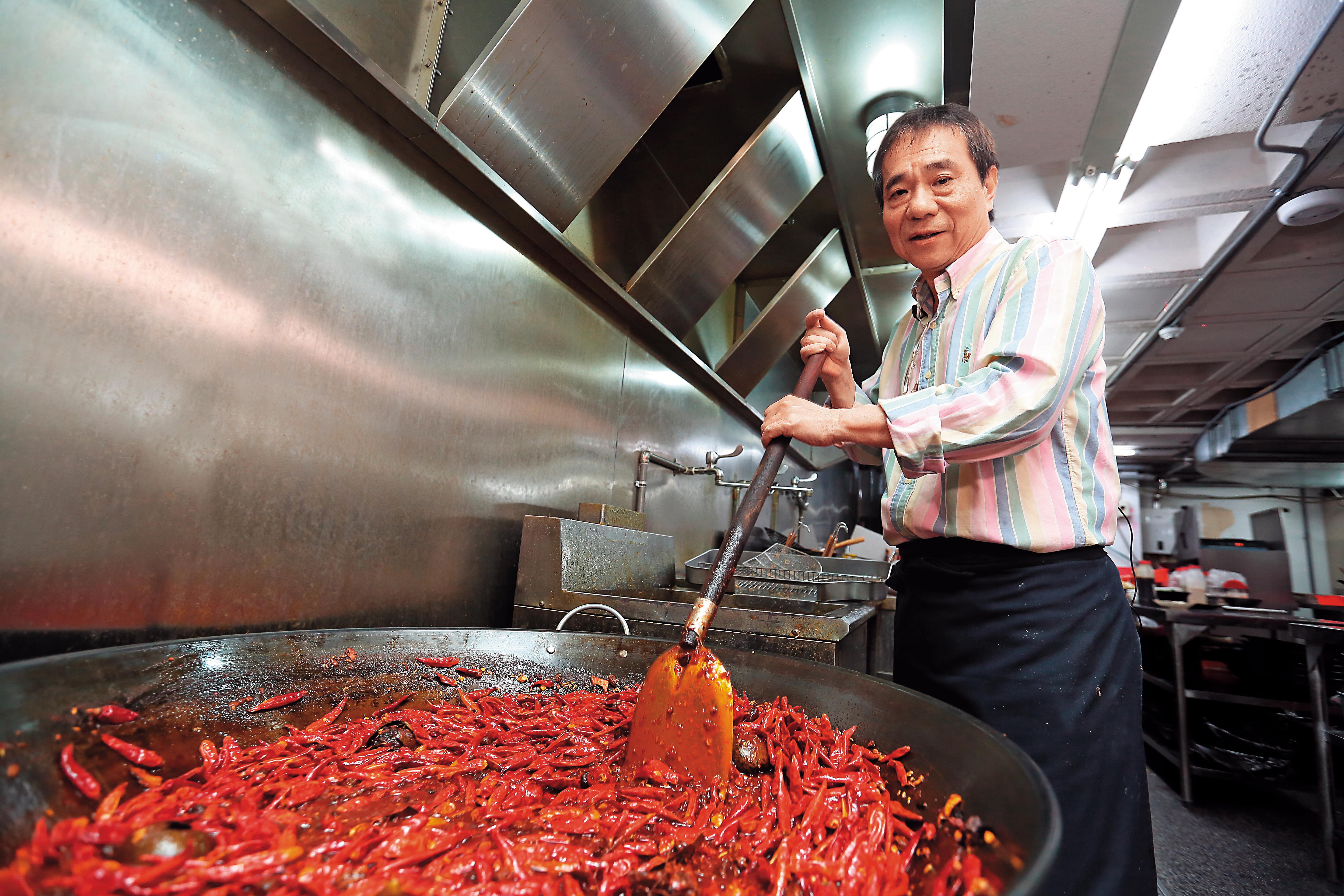 8年沒碰火鍋湯頭的張永華，十分珍惜再掌湯勺的機會。一大鍋麻辣底，用香料、中藥一層層加入，慢慢熬製而成。
