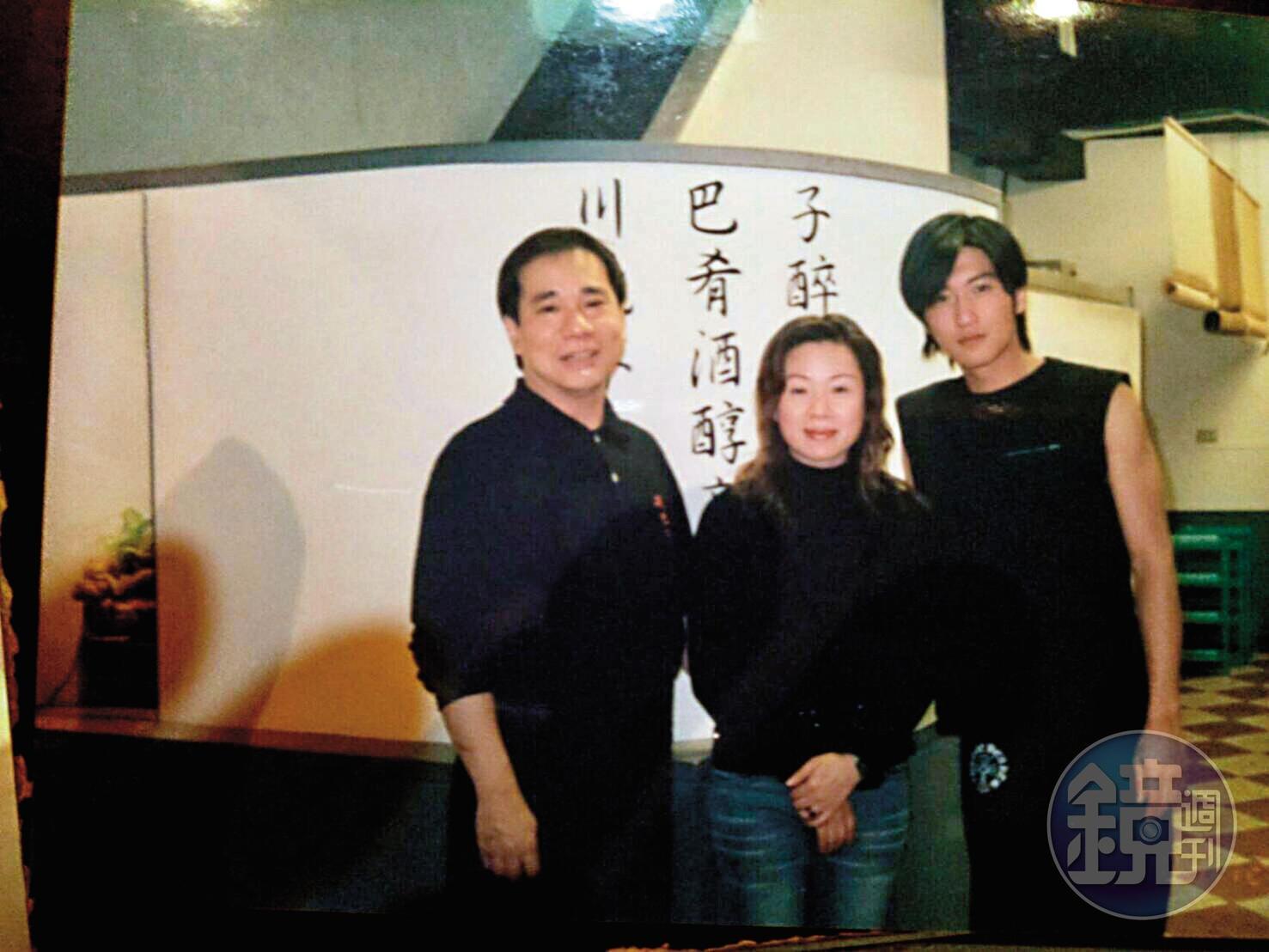 當年謝霆鋒（右）也喜歡到川巴子吃鍋，還與張永華（左）及其前妻（中）合影。（張永華提供）