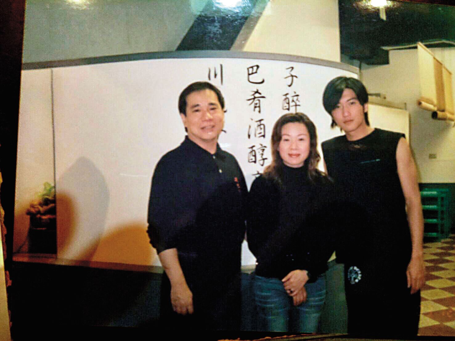 當年謝霆鋒(右)也喜歡到川巴子吃鍋,還與張永華(左)及其前妻(中)合影。(張永華提供)