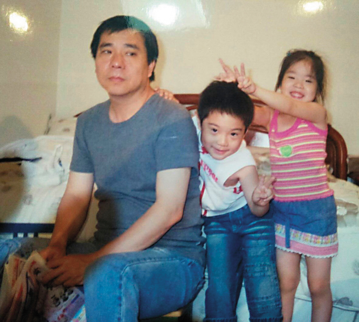 2003年,剛回台灣開川巴子時,張永華一家擠在小套房住,他與兒女留下難得合照。(張永華提供)