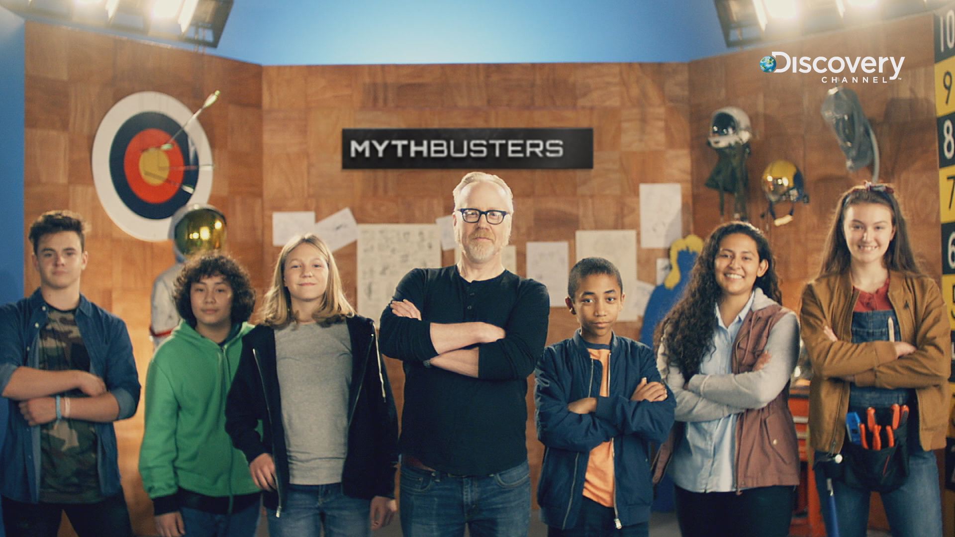 《流言終結者少年隊》，由節目元老亞當沙維奇（中），帶領6位來自全美、不滿16歲的青少年，一起動手實驗破解各種流言。（Discovery提供）