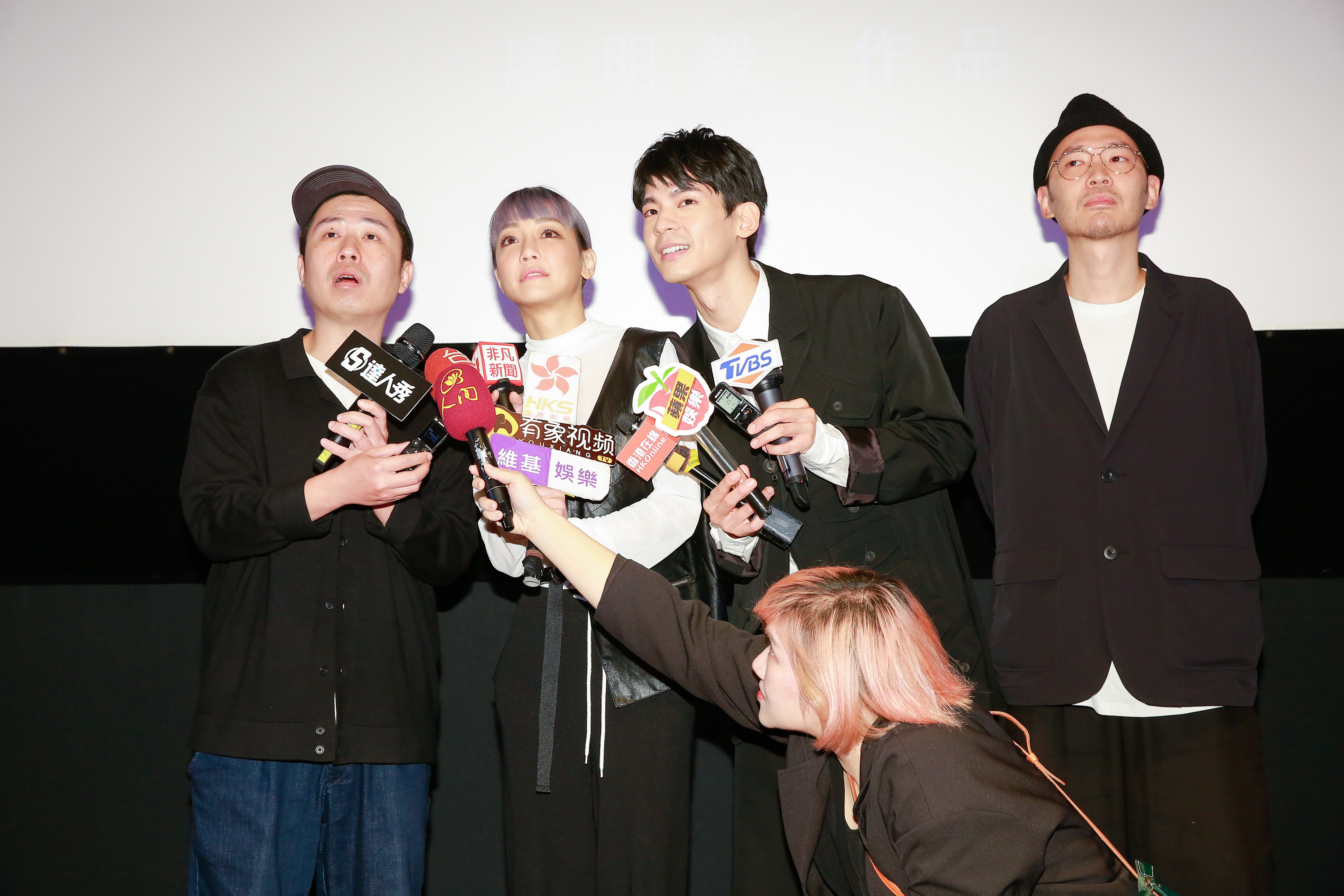 電影《怪胎》開鏡，導演廖明毅及林柏宏、謝欣穎不約而同往上望，一旁的張少懷卻像個邊緣人。