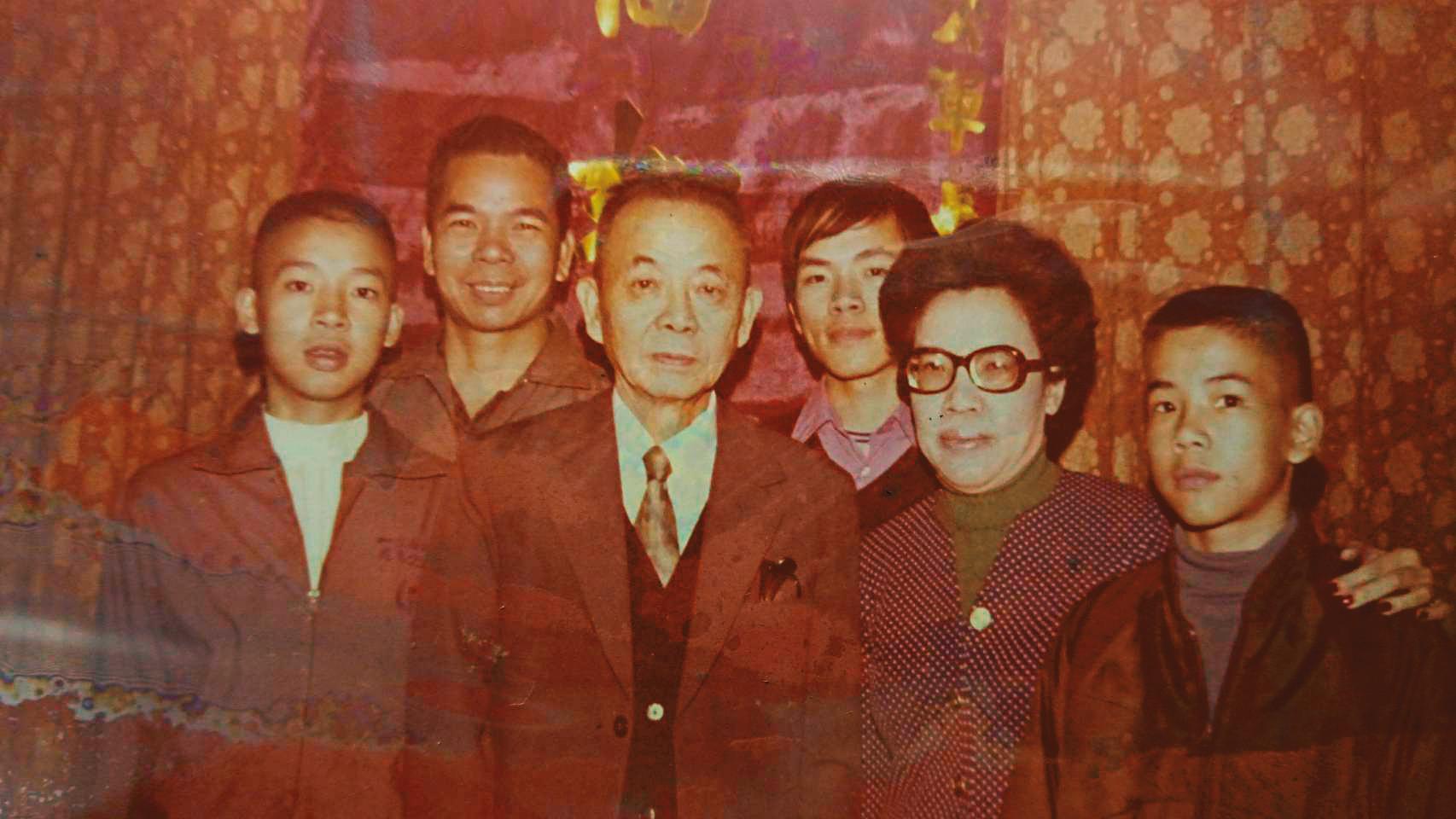 父親勞冠英(左3)是抗日名將,勞開陸(右3)謹記父親的身教言教,面對挫折也不輕易放棄。(勞開陸提供)