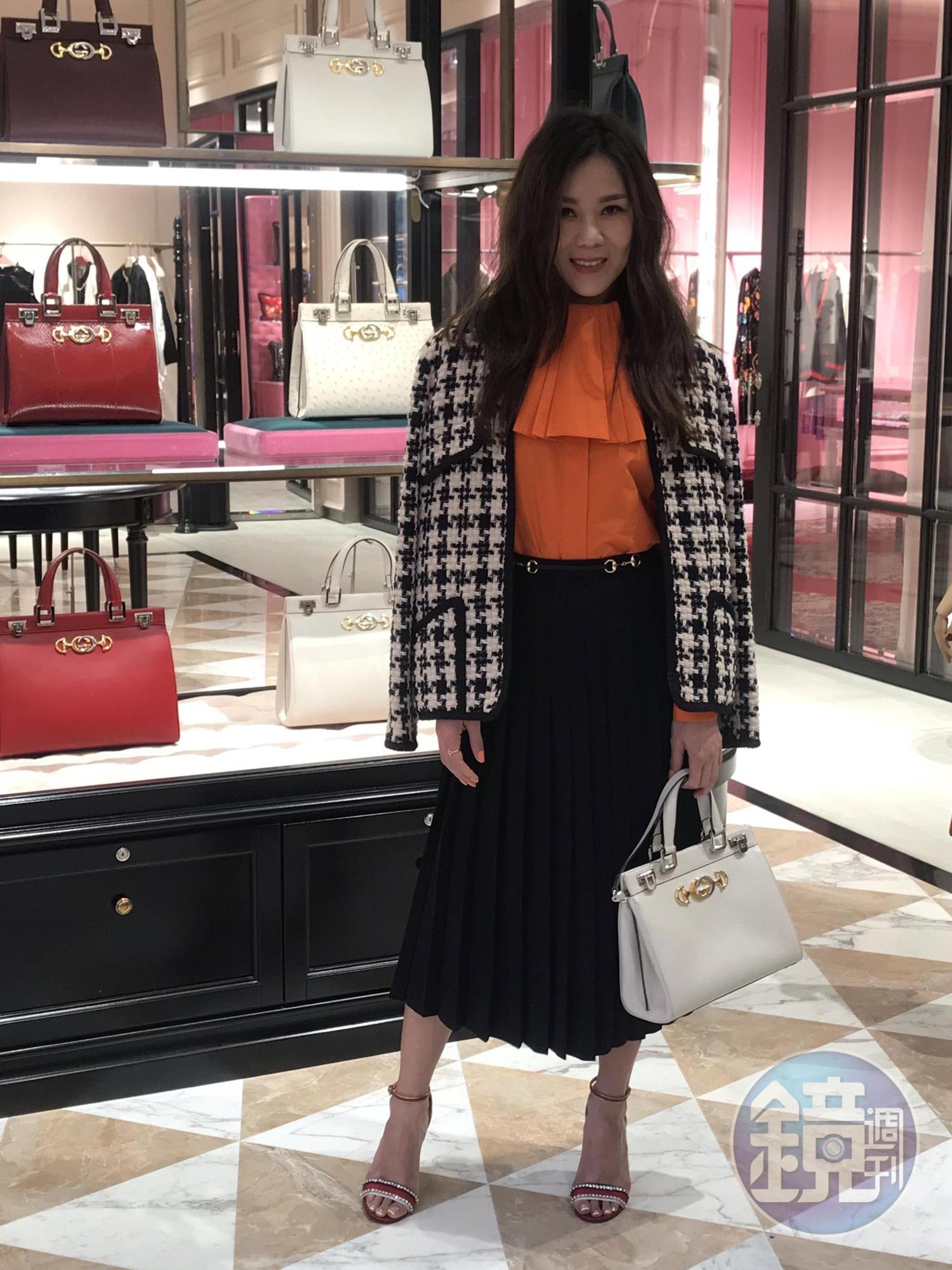蔡健雅一身優雅裙裝打扮,讓她自認像「性感的讀書館員」。
