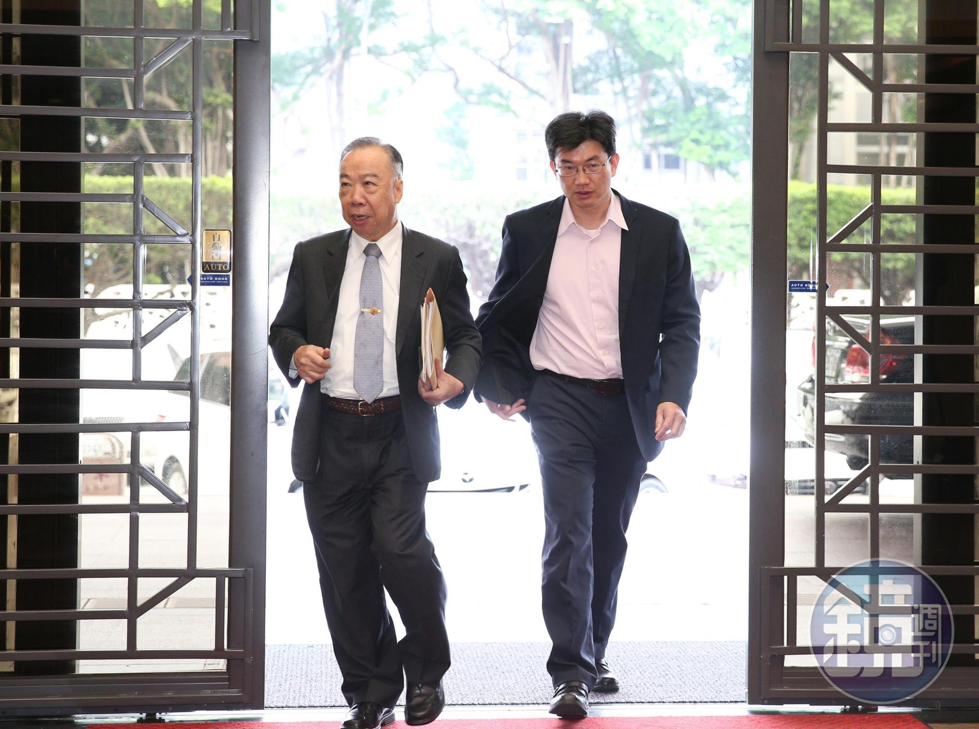 高檢檢察長王添盛（左）將調查報告完整內容提供給檢審委員一一參考。