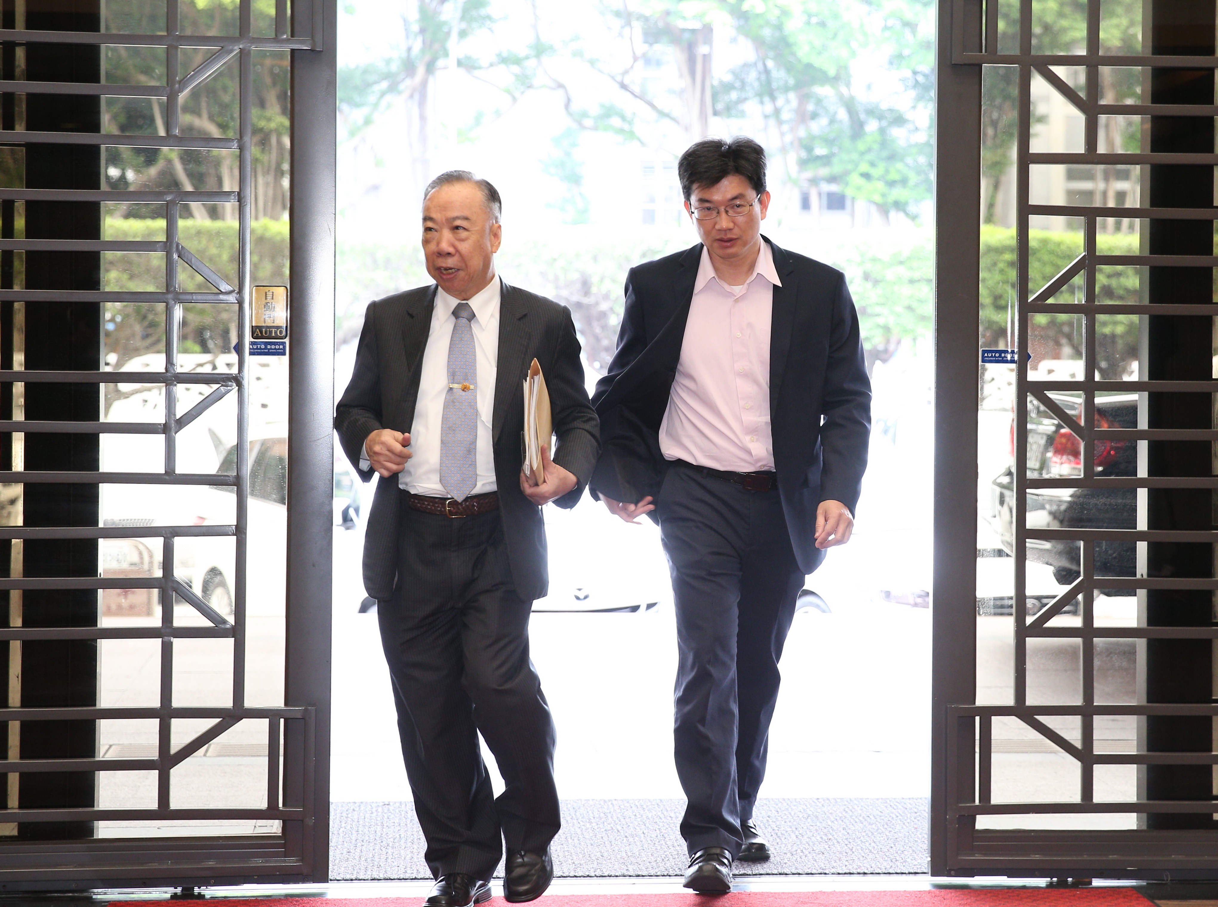 高檢檢察長王添盛（左）將調查報告完整內容提供給檢審委員一一參考。